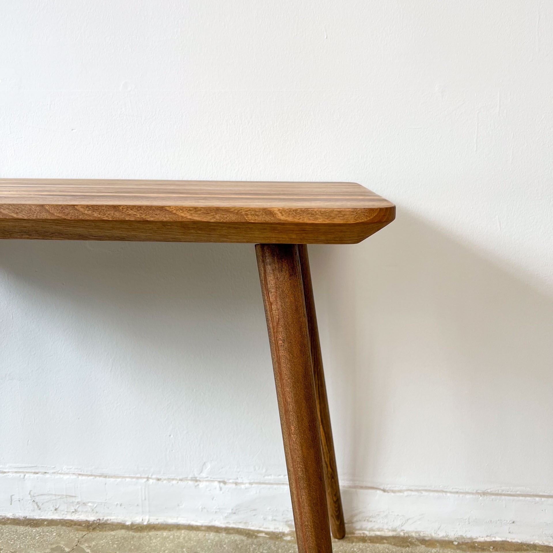 Reclaimed Ceviz Ahşap Çalışma Masası | Konik Ayaklı Minimal Tasarım