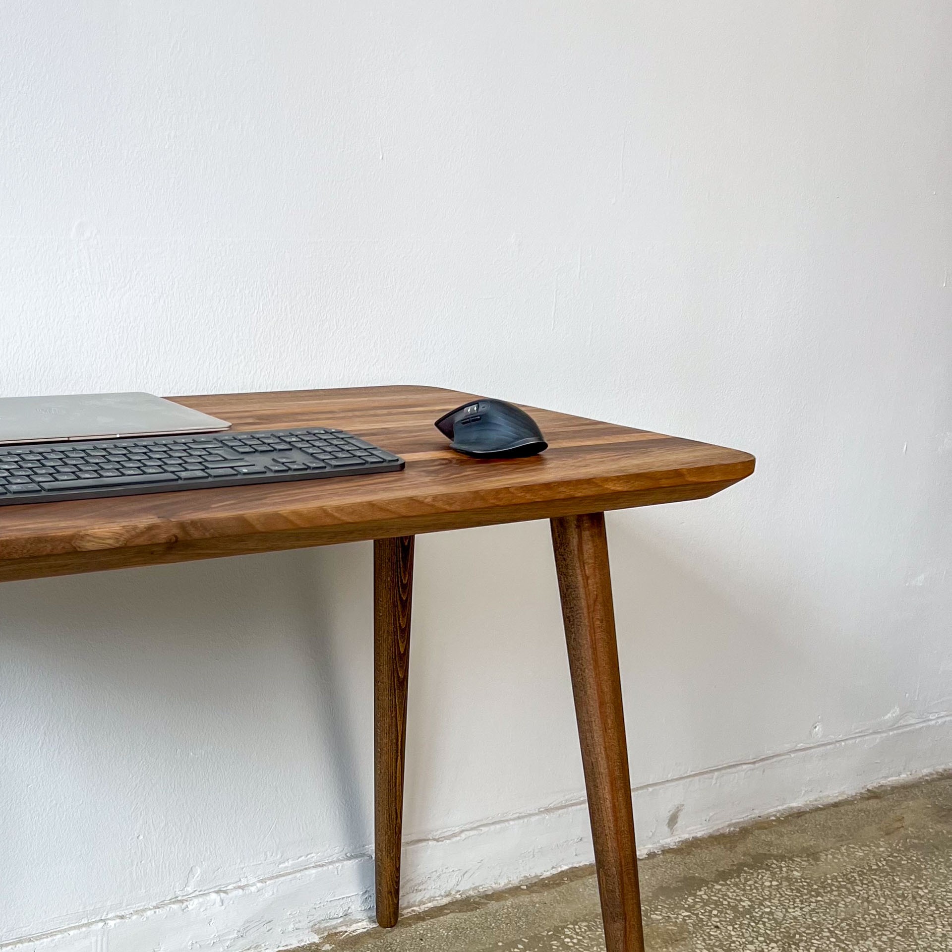 Reclaimed Ceviz Ahşap Çalışma Masası | Konik Ayaklı Minimal Tasarım
