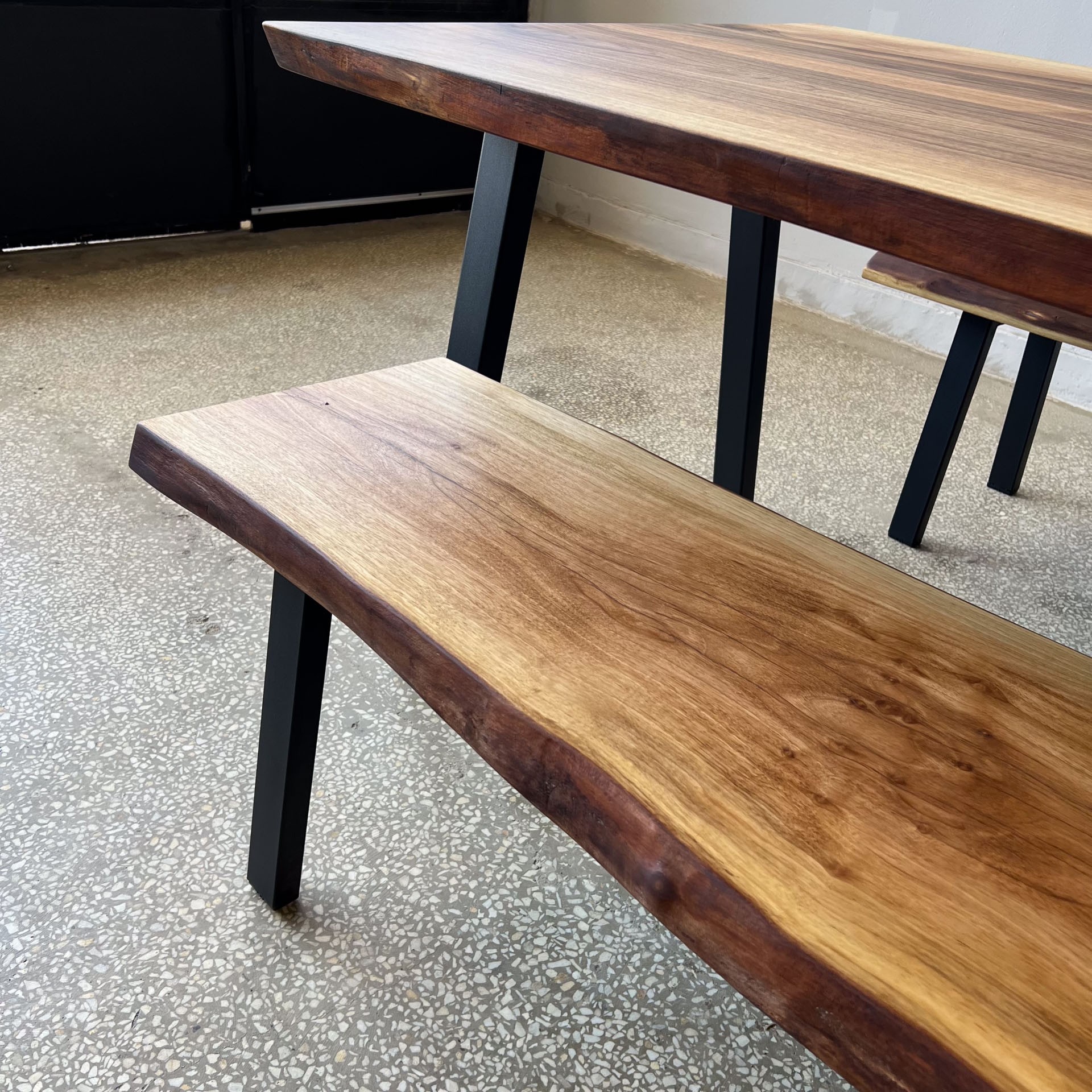 Masif Ceviz Doğal Kenar Yemek Masası + Bench