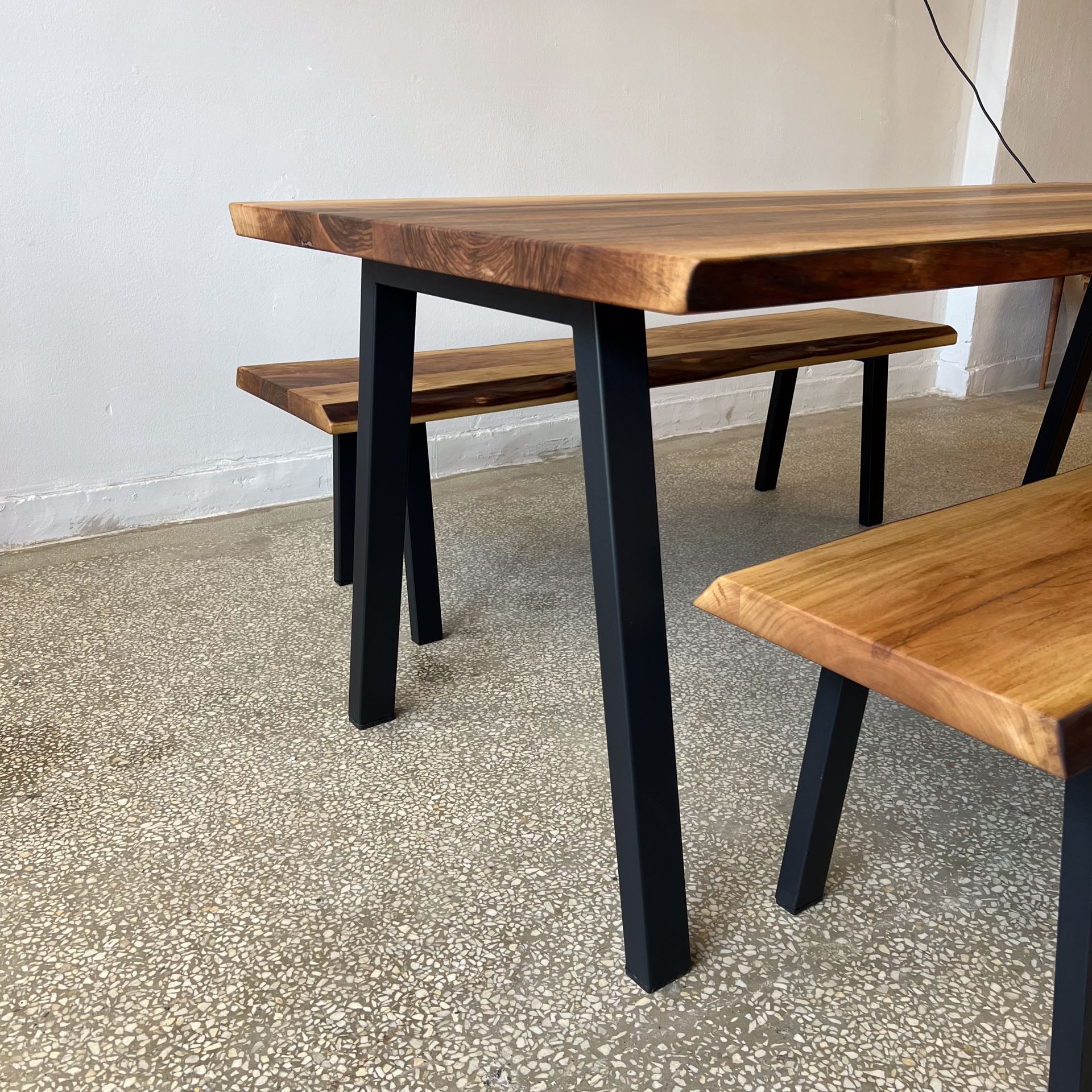 Masif Ceviz Doğal Kenar Yemek Masası + Bench