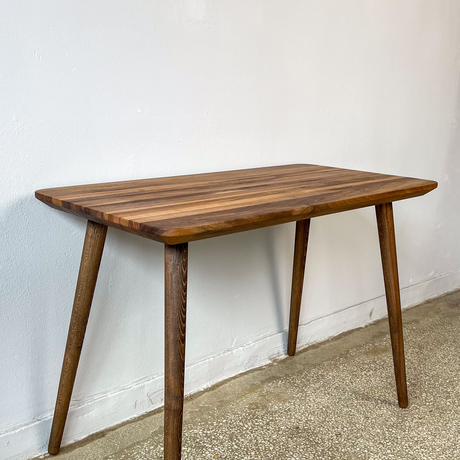 Reclaimed Ceviz Ahşap Çalışma Masası | Konik Ayaklı Minimal Tasarım