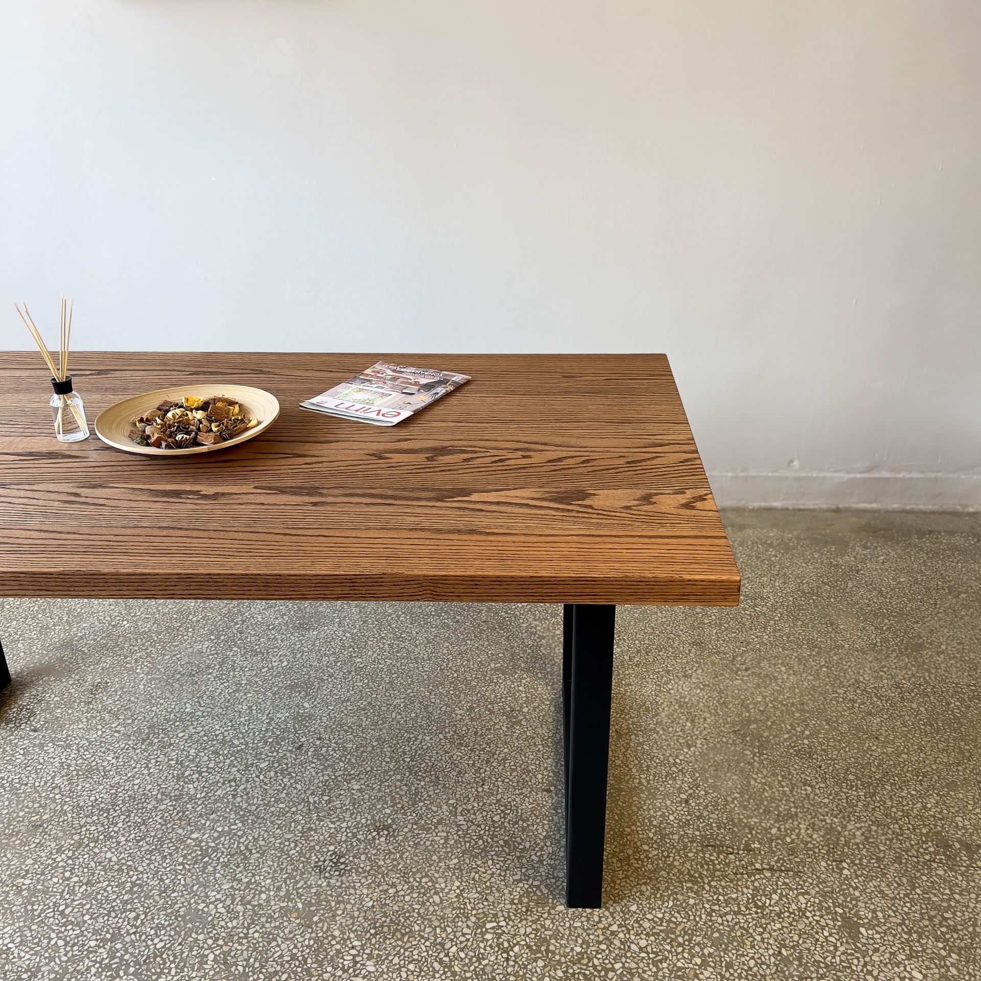 Industrial Modern Ahşap Yemek Masası – Masif Meşe & Metal Ayaklı