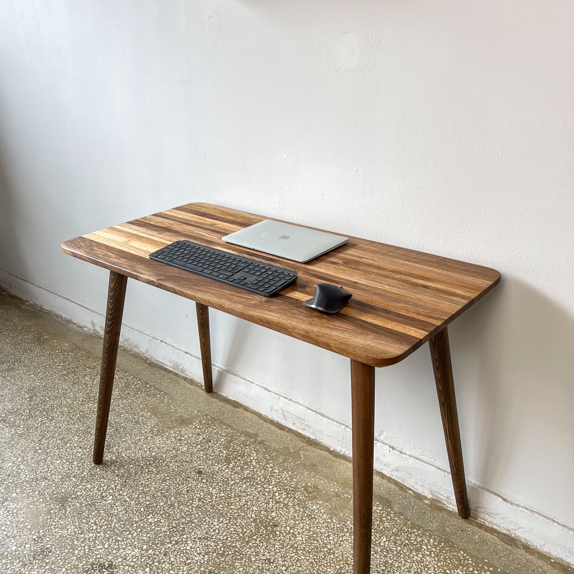 Reclaimed Ceviz Ahşap Çalışma Masası | Konik Ayaklı Minimal Tasarım