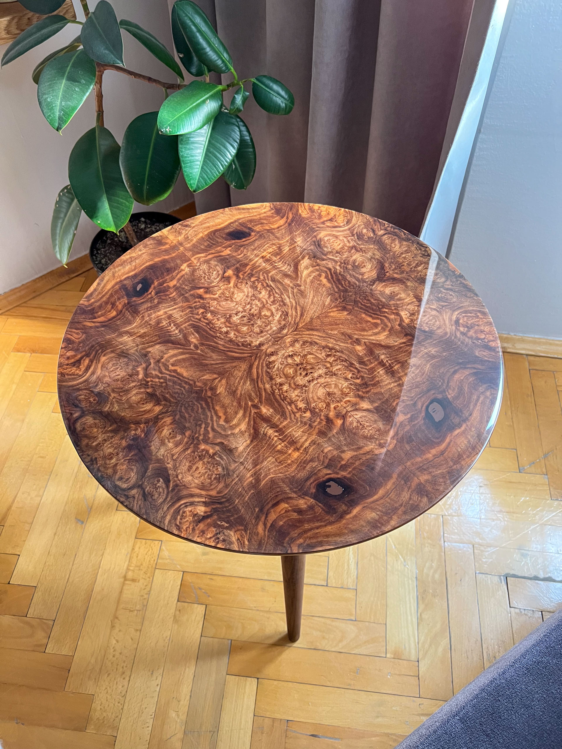 Doğal Kök Kaplama Yuvarlak Sehpa 50cm | Parlak Cilalı Yan Sehpa