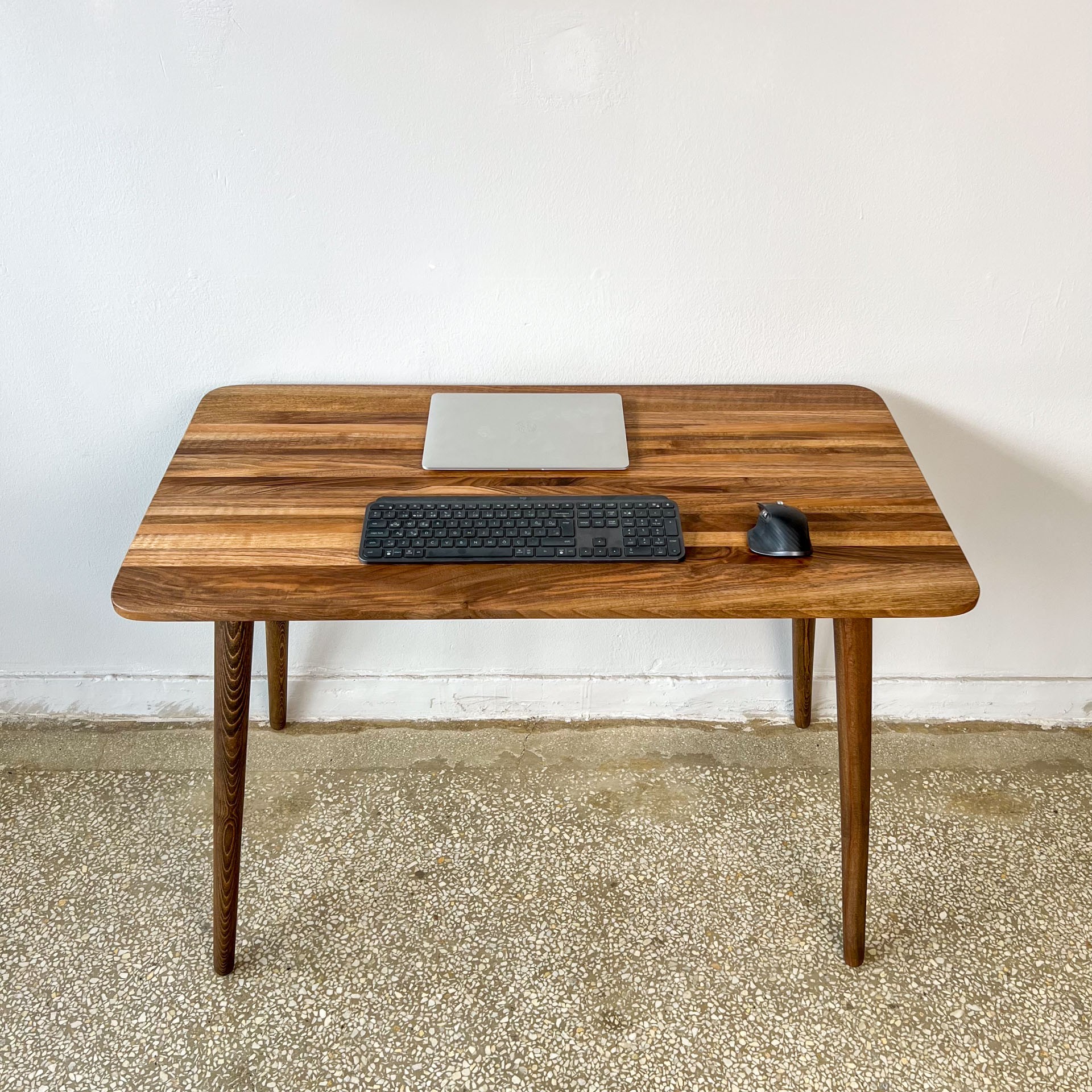 Reclaimed Ceviz Ahşap Çalışma Masası | Konik Ayaklı Minimal Tasarım