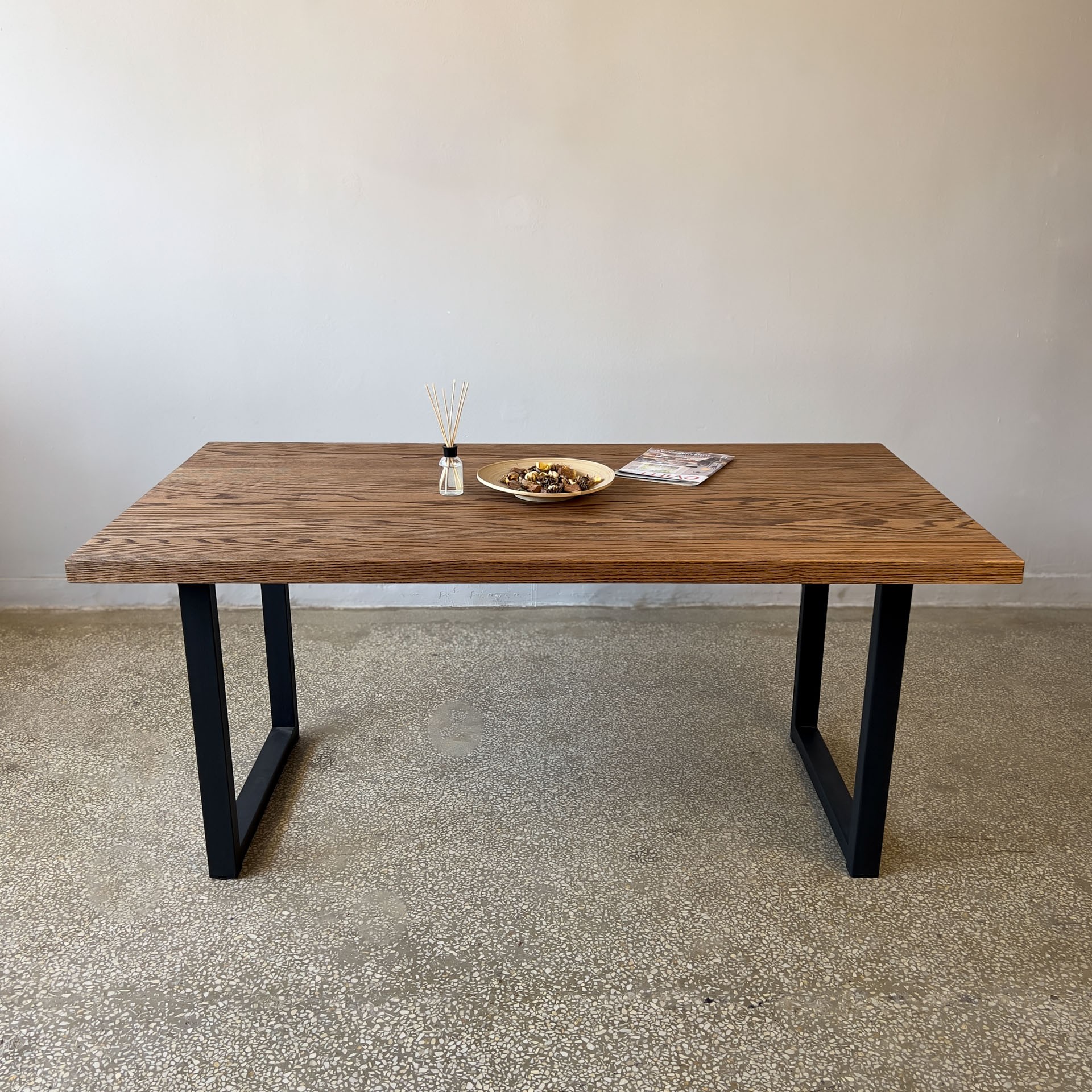 Industrial Modern Ahşap Yemek Masası – Masif Meşe & Metal Ayaklı
