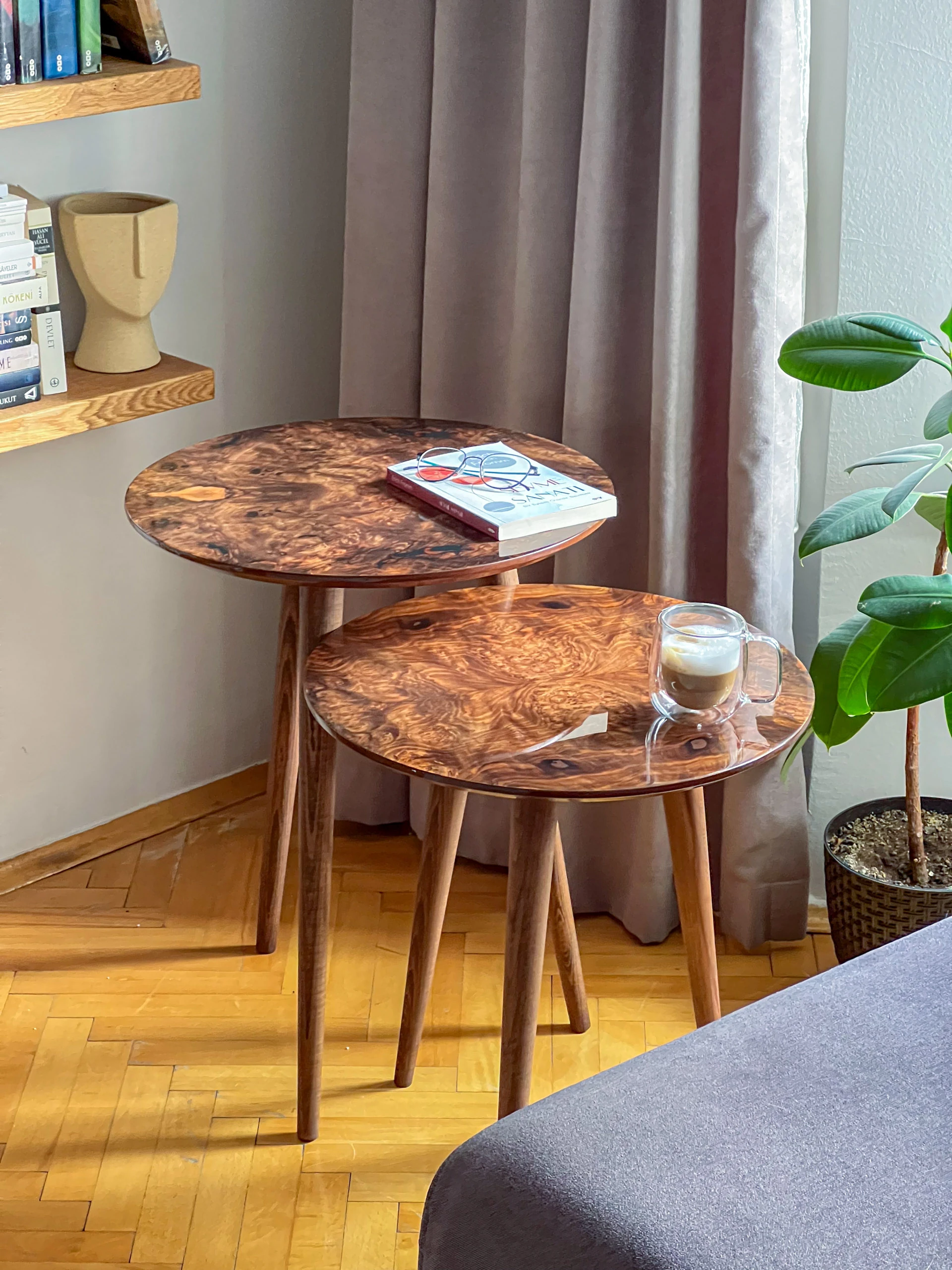 Doğal Kök Kaplama Yuvarlak Sehpa 50cm | Parlak Cilalı Yan Sehpa