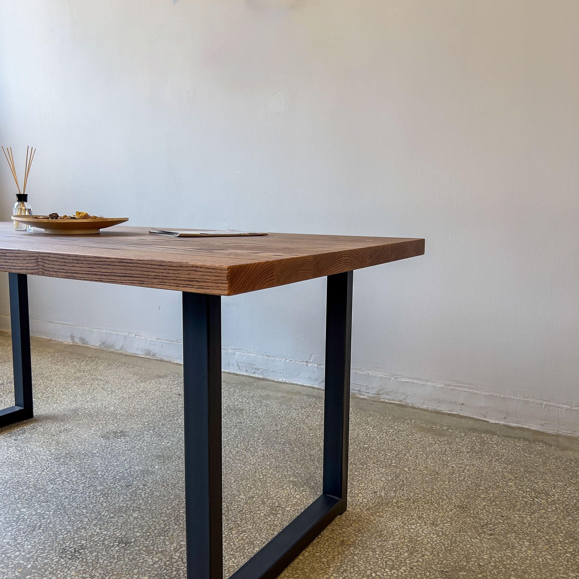 Industrial Modern Ahşap Yemek Masası – Masif Meşe & Metal Ayaklı