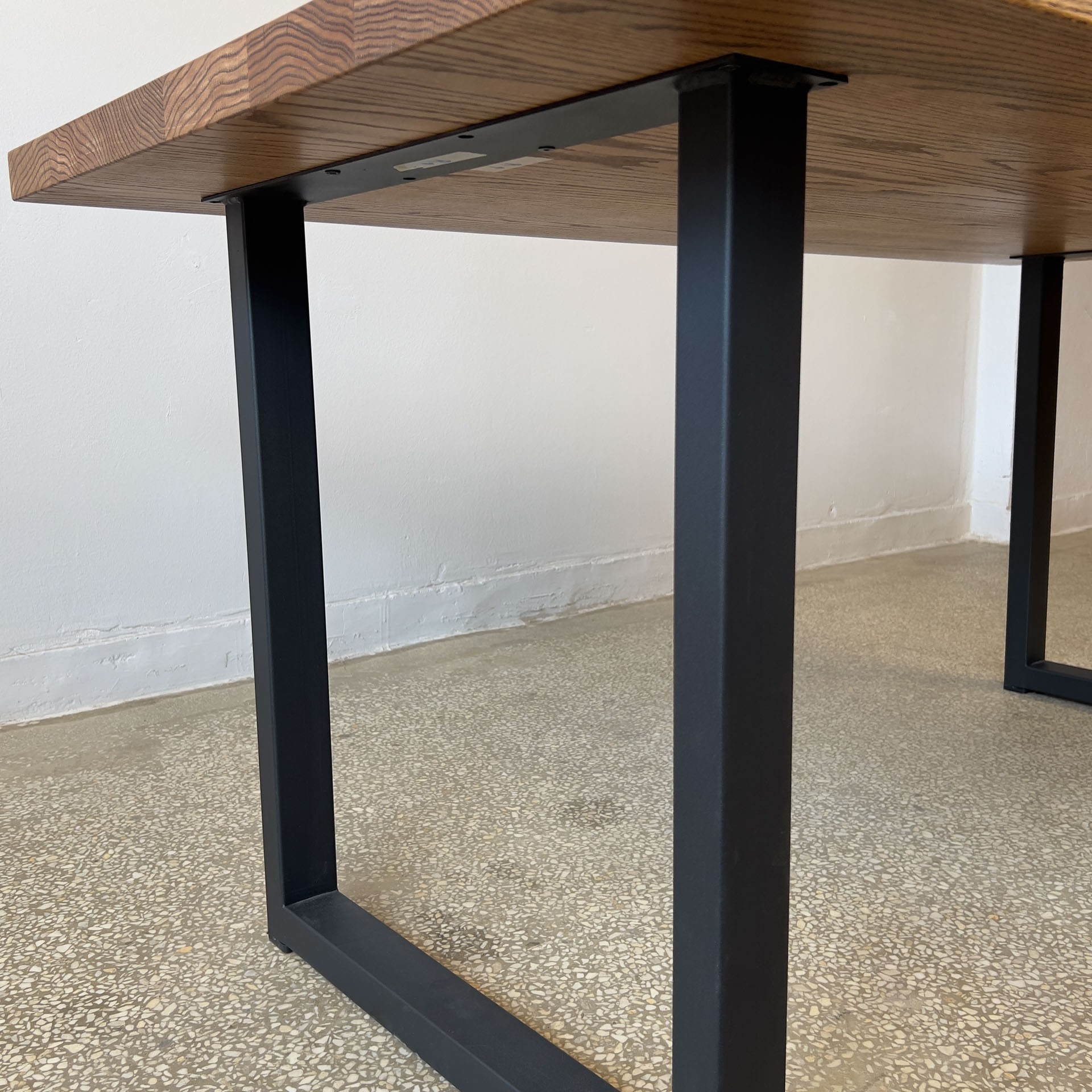 Industrial Modern Ahşap Yemek Masası – Masif Meşe & Metal Ayaklı