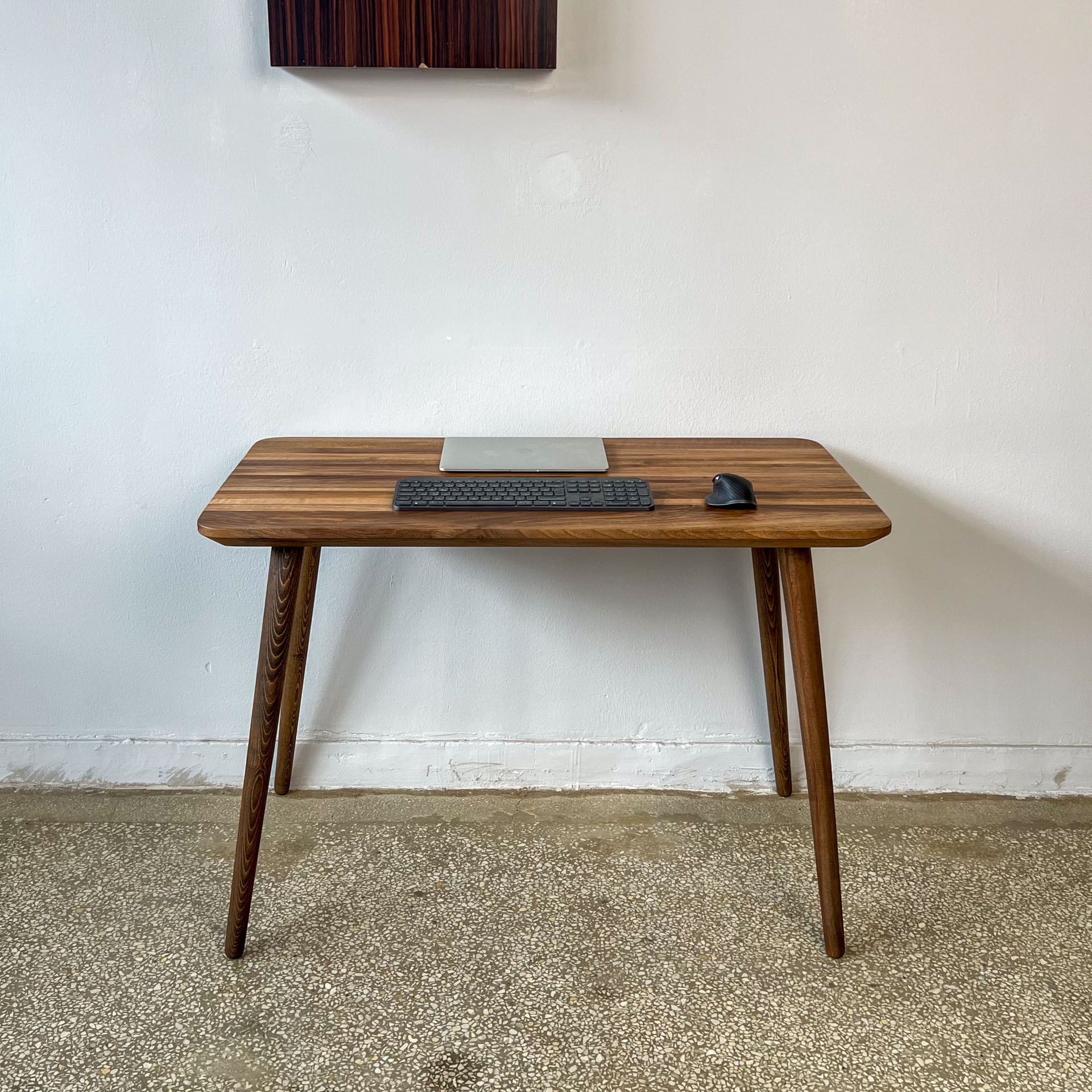 Reclaimed Ceviz Ahşap Çalışma Masası | Konik Ayaklı Minimal Tasarım
