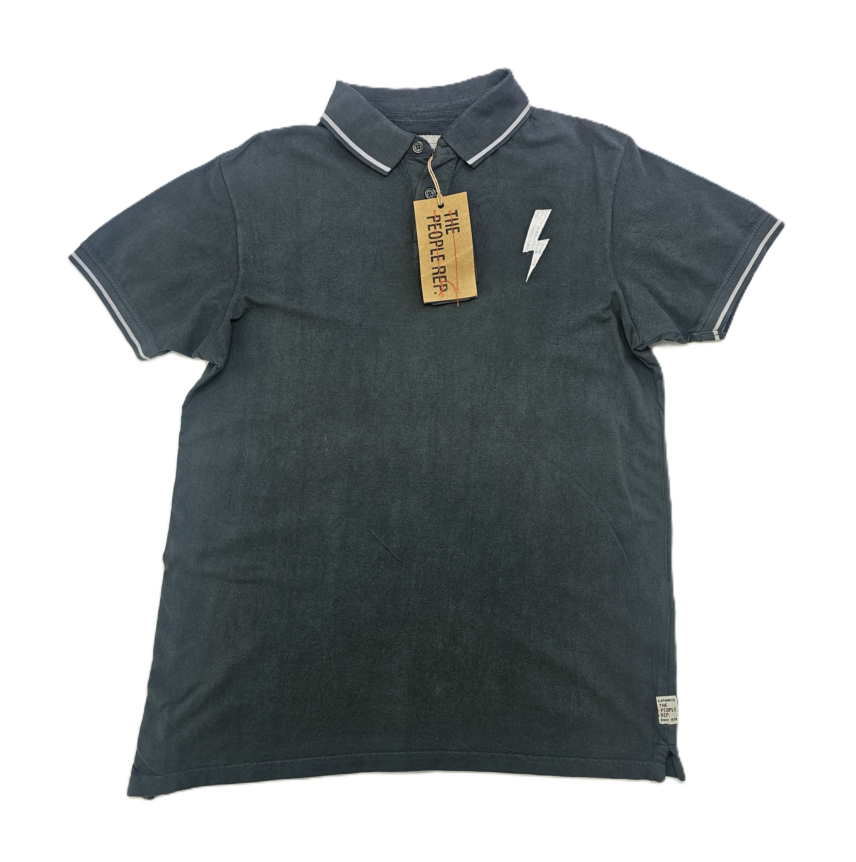 T-Shirt Meshkujsh Ngjyre Gri me Dizajn te Bardhe tek Jaka dhe Krahet Outlet