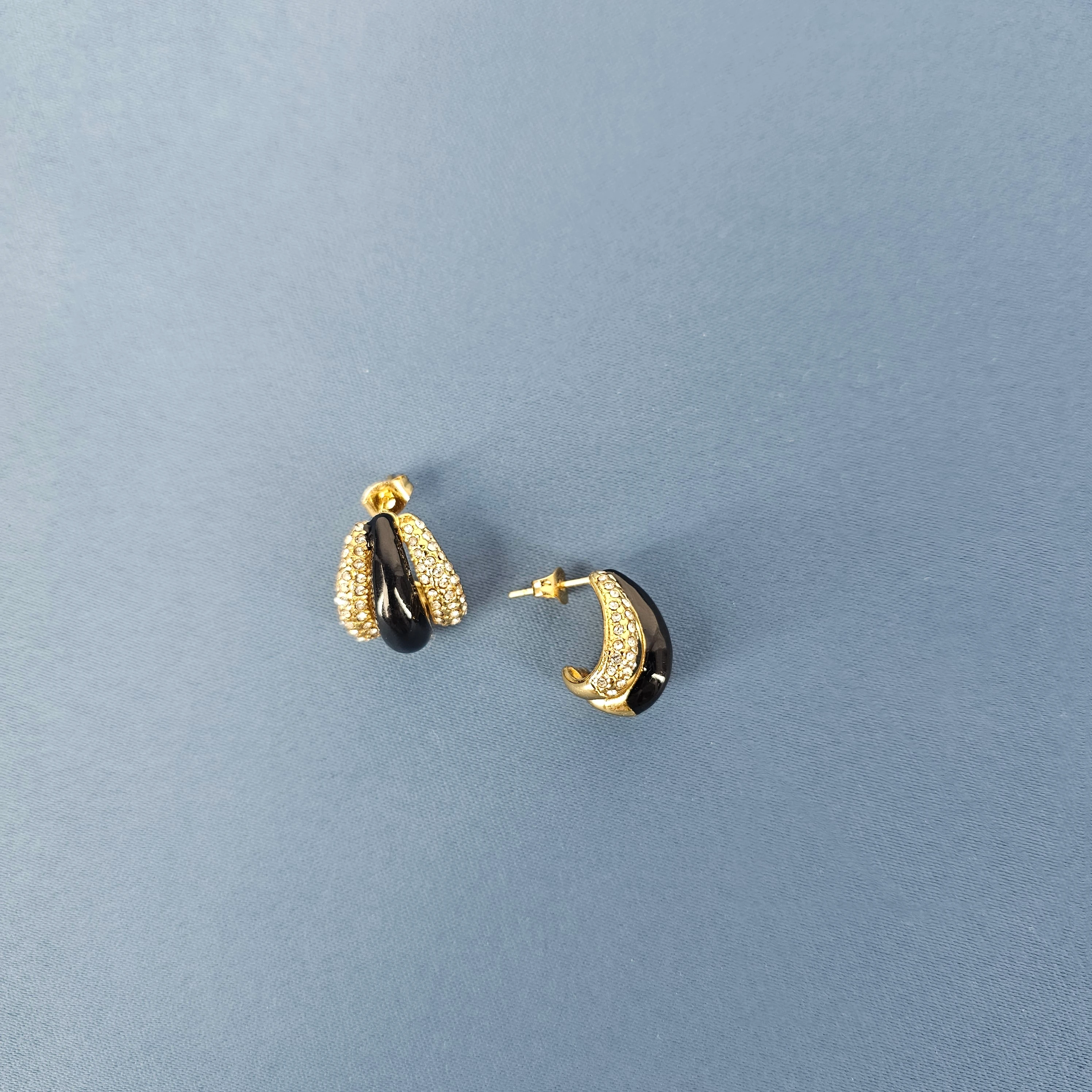 Vathe Femrash Çeliku M32 Stainless Steel Ngjyre Gold me Dizajn te Zi Women Earrings