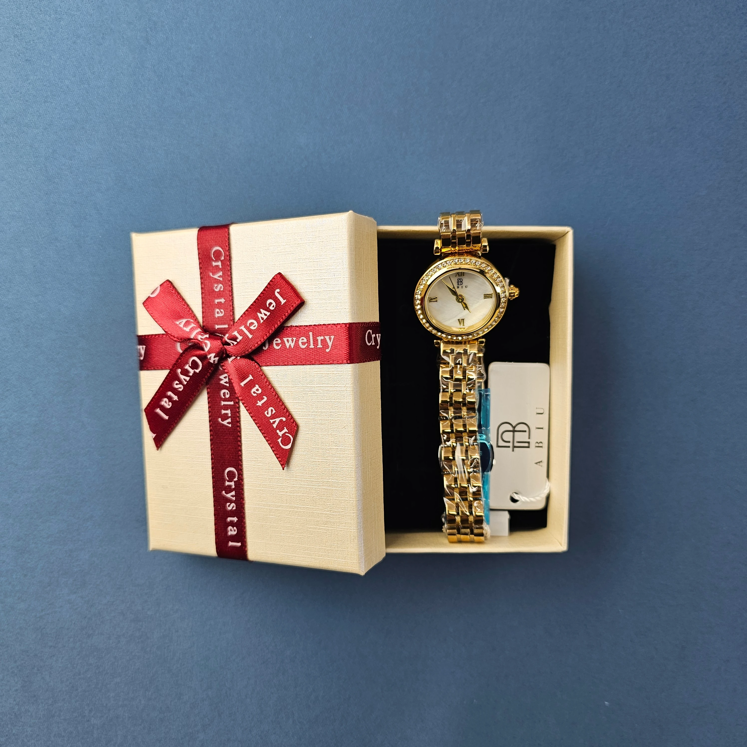 Ore Femrash Çeliku M9  Ngjyre Gold Women Watch