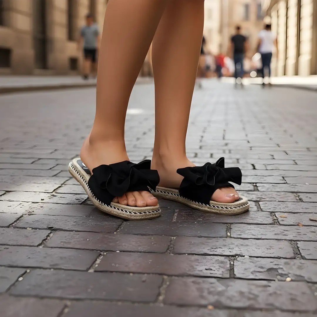 Shapka Femrash Ngjyre Bezhe me Dizajn te Zi S.Hand