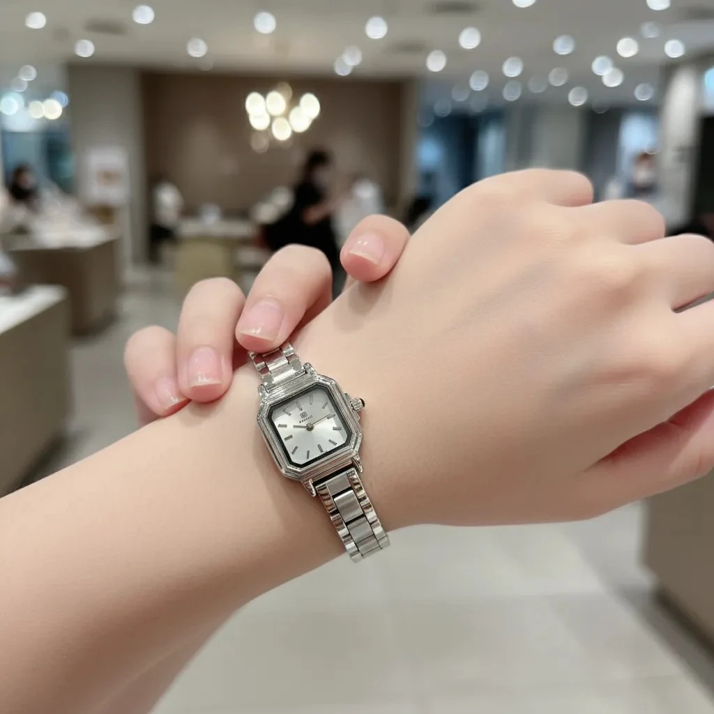 Ore Femrash Çeliku M5  Ngjyre Silver Women Watch