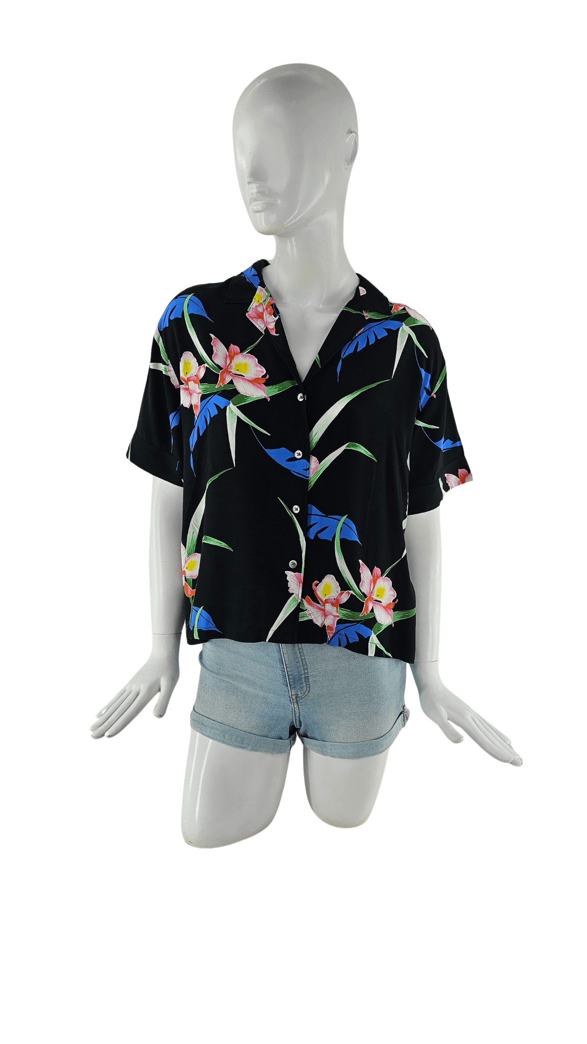 Kemishe Femrash Levis Outlet Ngjyre e Zeze me Dizajn Lulesh Shumengjyreshe Shirt