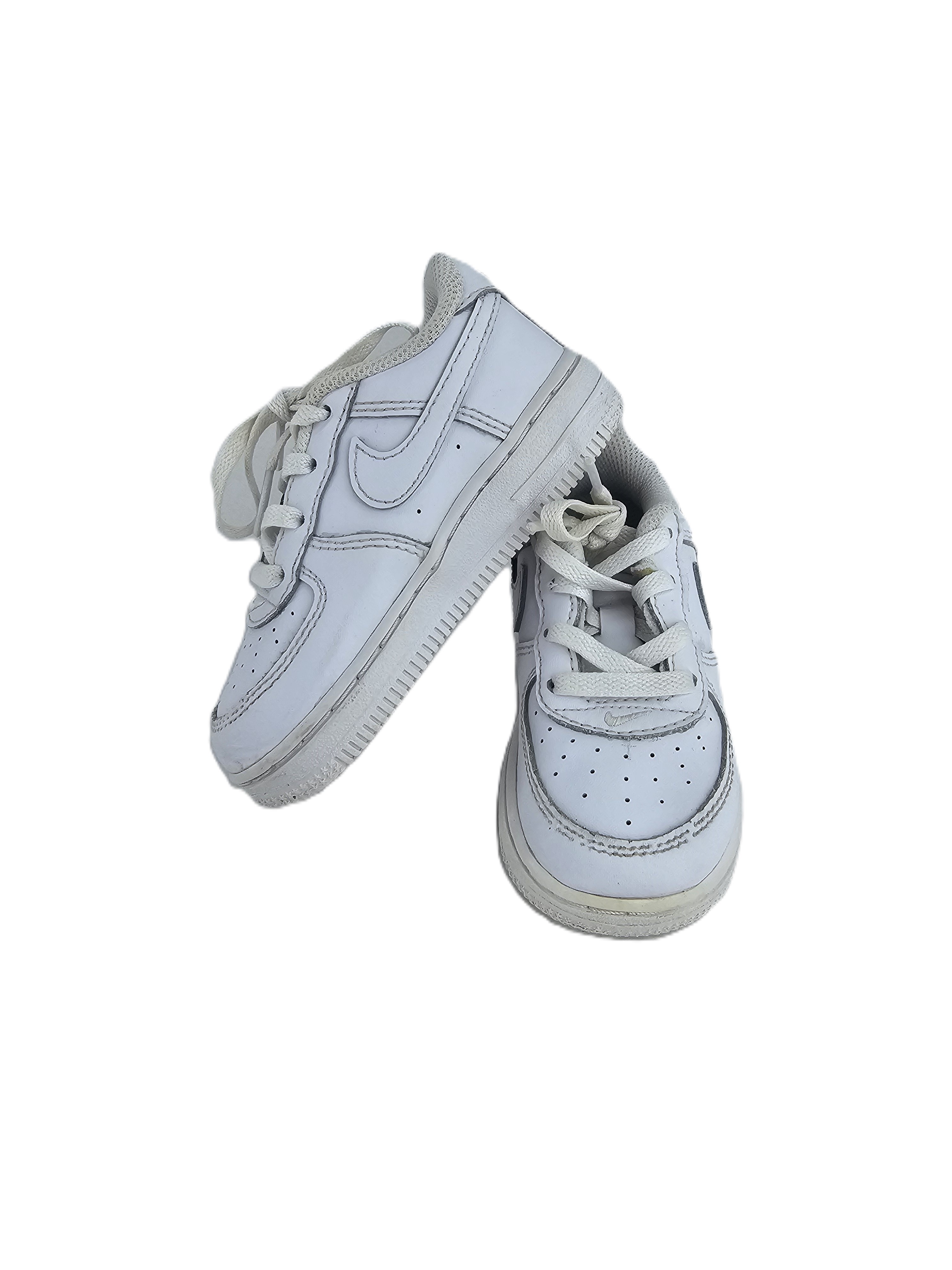 Atlete Nike e Bardhe S.Hand