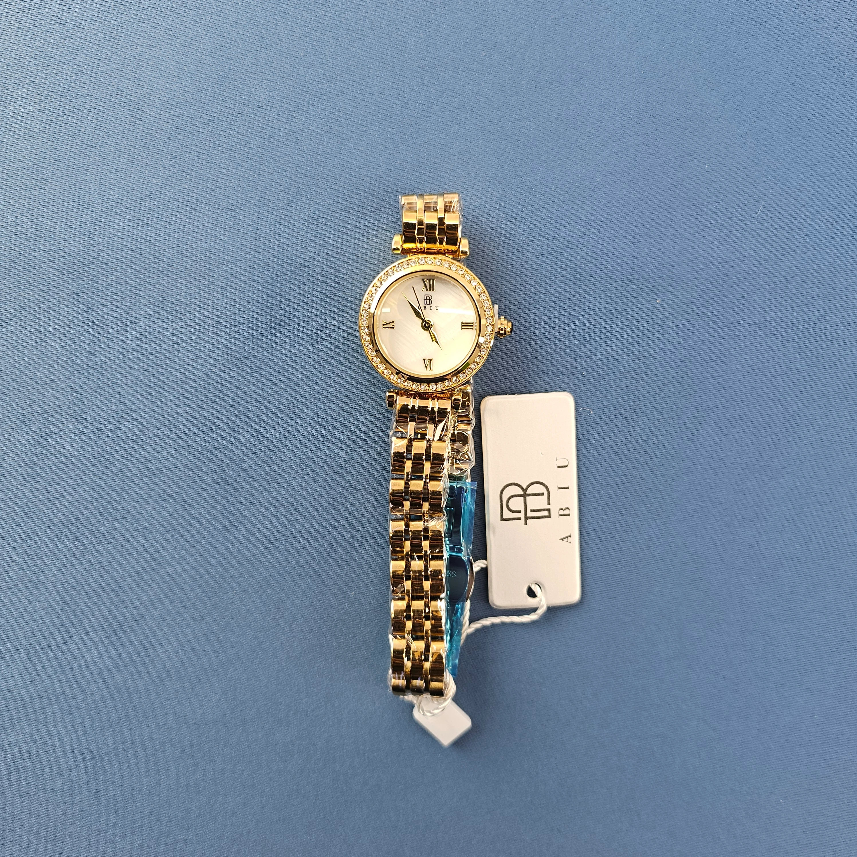 Ore Femrash Çeliku M9  Ngjyre Gold Women Watch