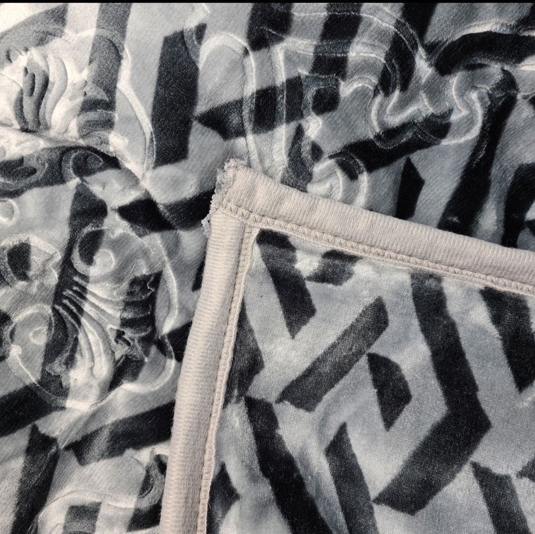 Batanije e Bute Dyfletesh Ngjyre Gri e Erret me Dizajn te Zi Dopio 220x240cm 4.5kg Outlet Blanket