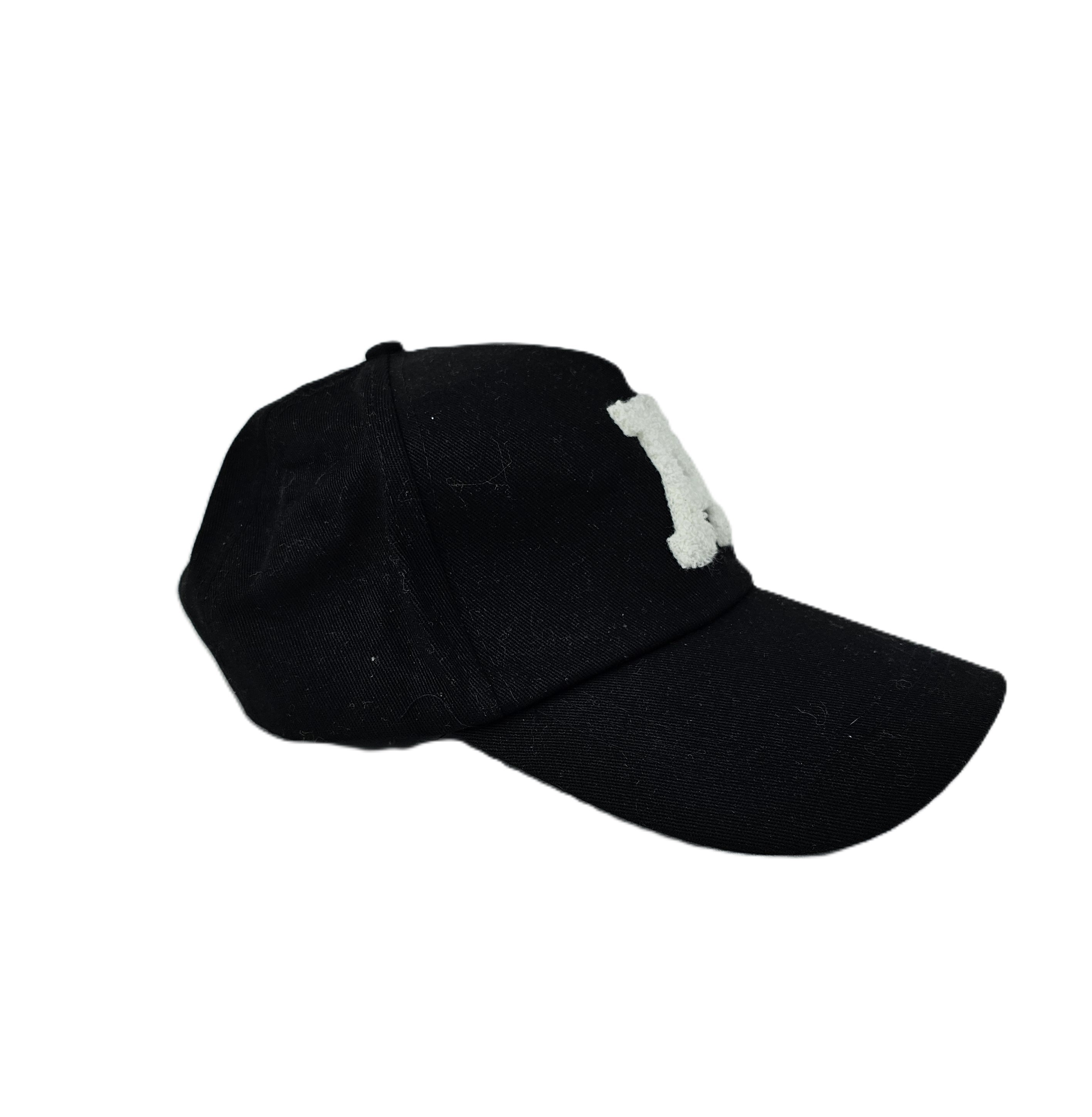 Kapele Ngjyre e Zeze me Shkronje A ngjyre te Bardhe S.Hand/Hat