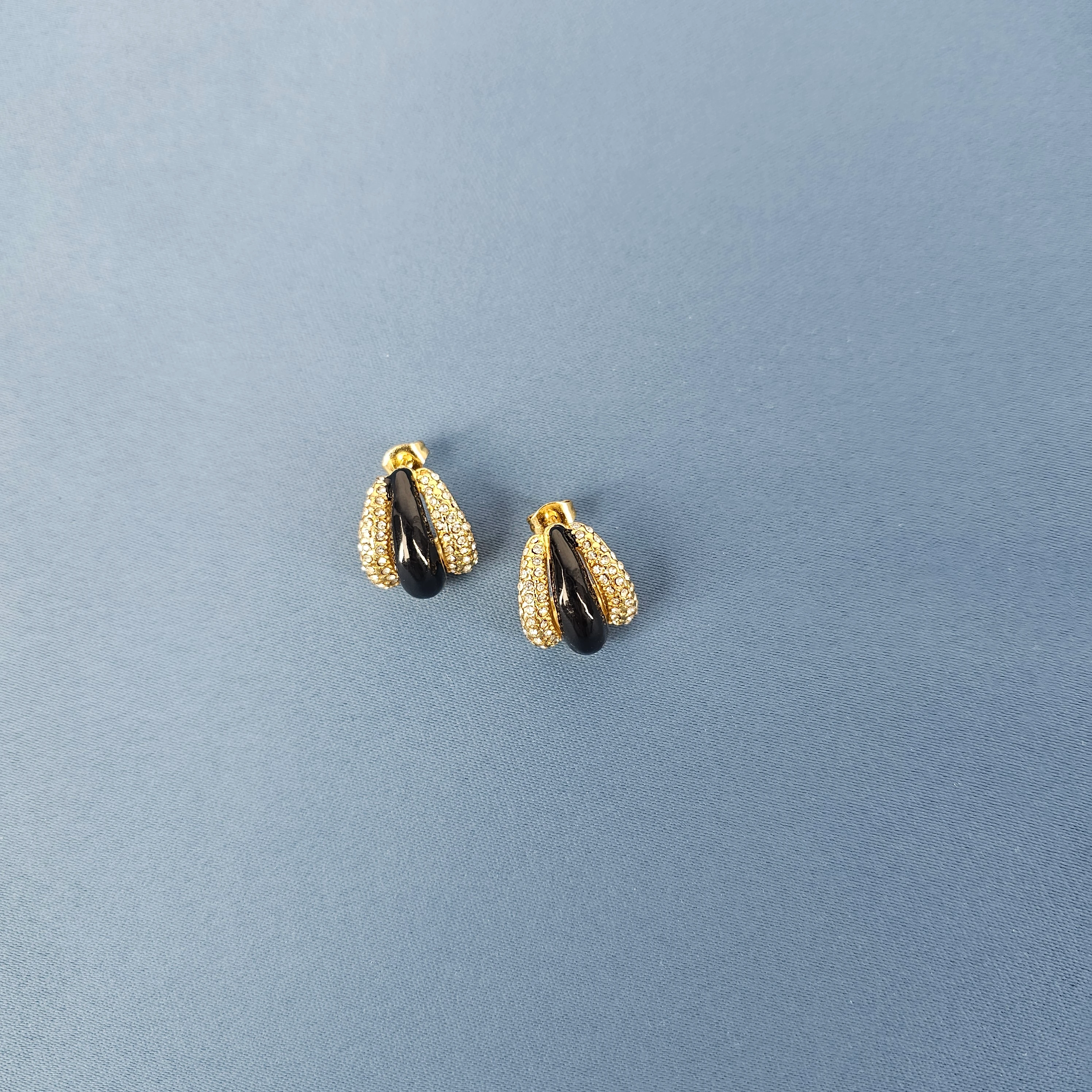 Vathe Femrash Çeliku M32 Stainless Steel Ngjyre Gold me Dizajn te Zi Women Earrings