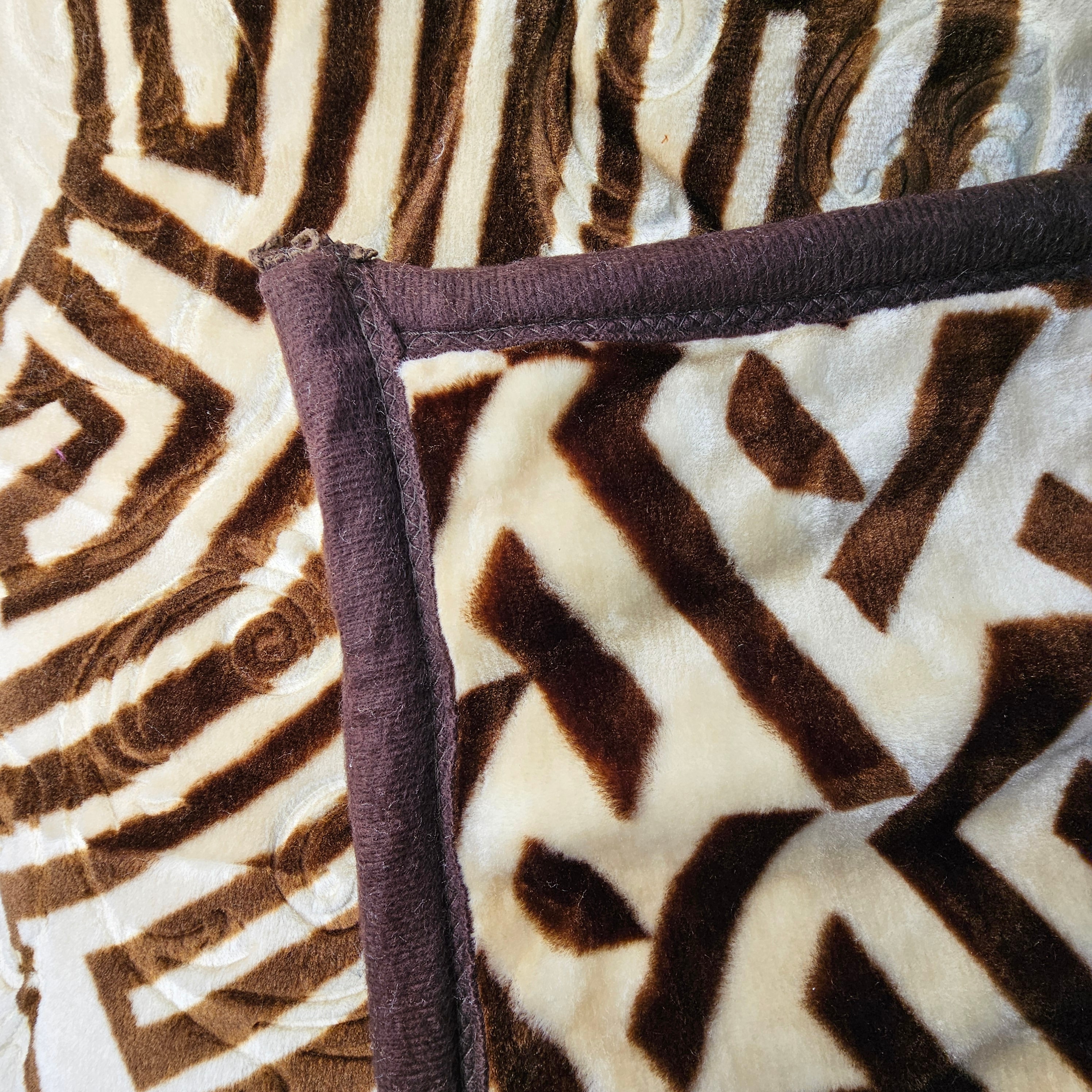 Batanije e Bute Dyfletesh Ngjyre Bezhe me Dizajn Kaf Dopio 220x240cm 4.5kg Outlet Blanket