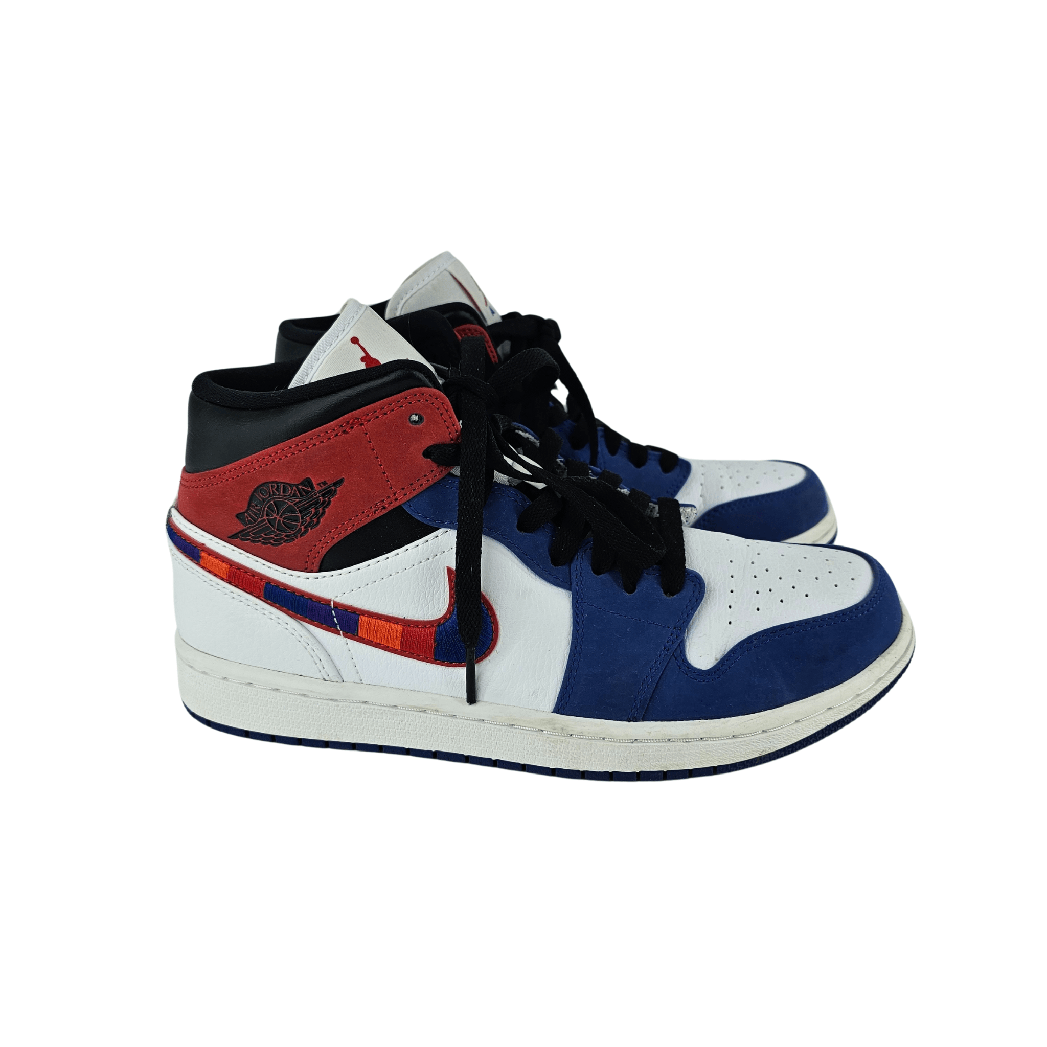 Atlete  Meshkujsh Air Jordan Ngjyre te bardha me Dizajn Blu dhe te Kuq/Trainers