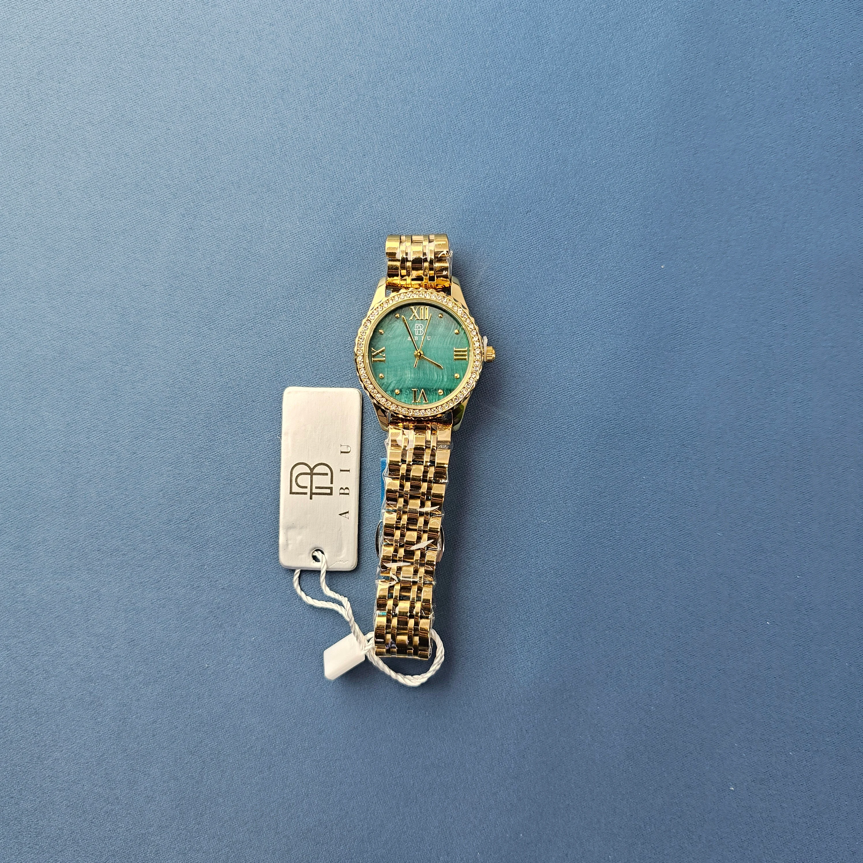 Ore Femrash Çeliku M3  Ngjyre Gold Women Watch