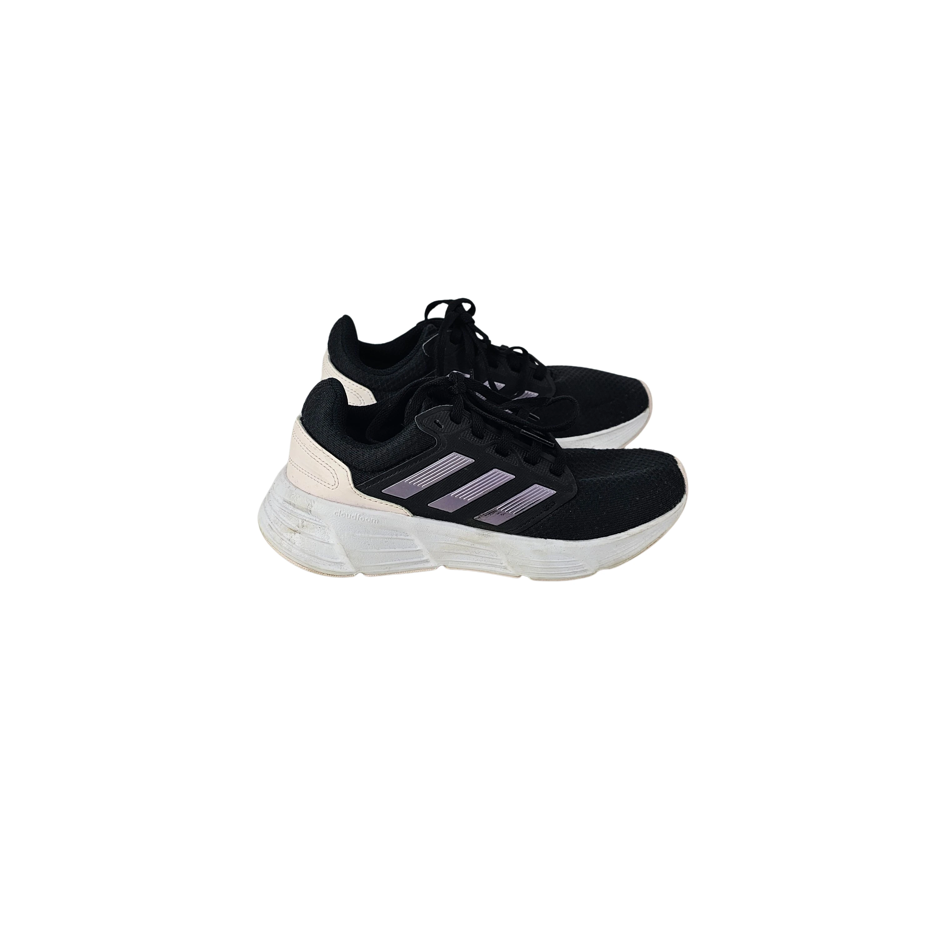 Atlete Femrash Adidas Ngjyre te Zeza me Dizajn te Bardhe dhe Lejla S.Hand Women's Shoes