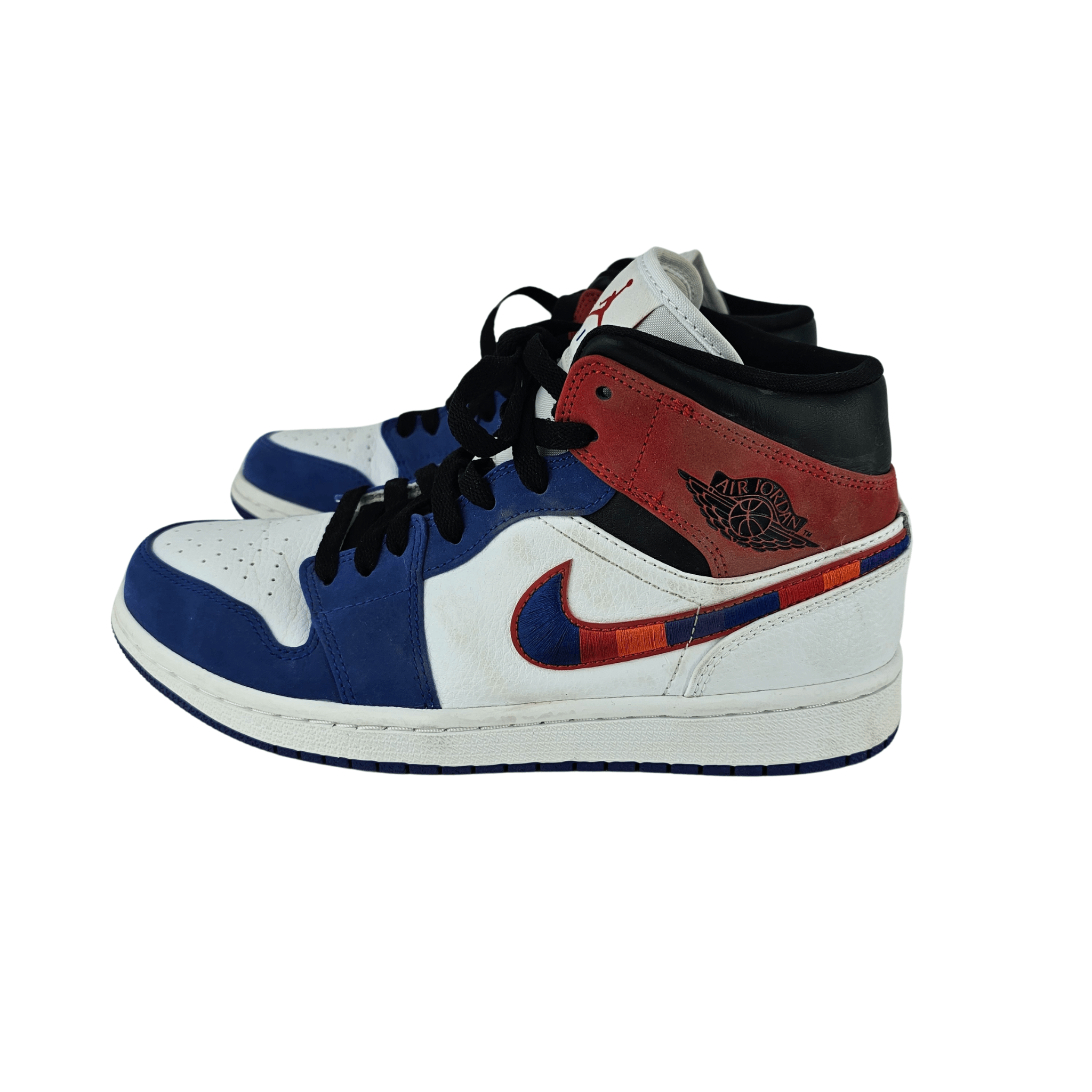 Atlete  Meshkujsh Air Jordan Ngjyre te bardha me Dizajn Blu dhe te Kuq/Trainers