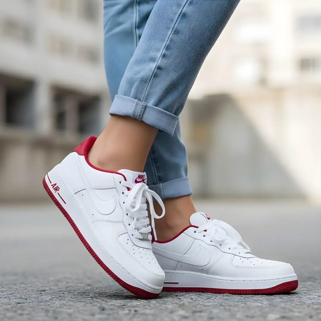 Atlete Femrash Air Nike Ngjyre te Bardha me Dizajn te Kuq S.Hand/Trainers