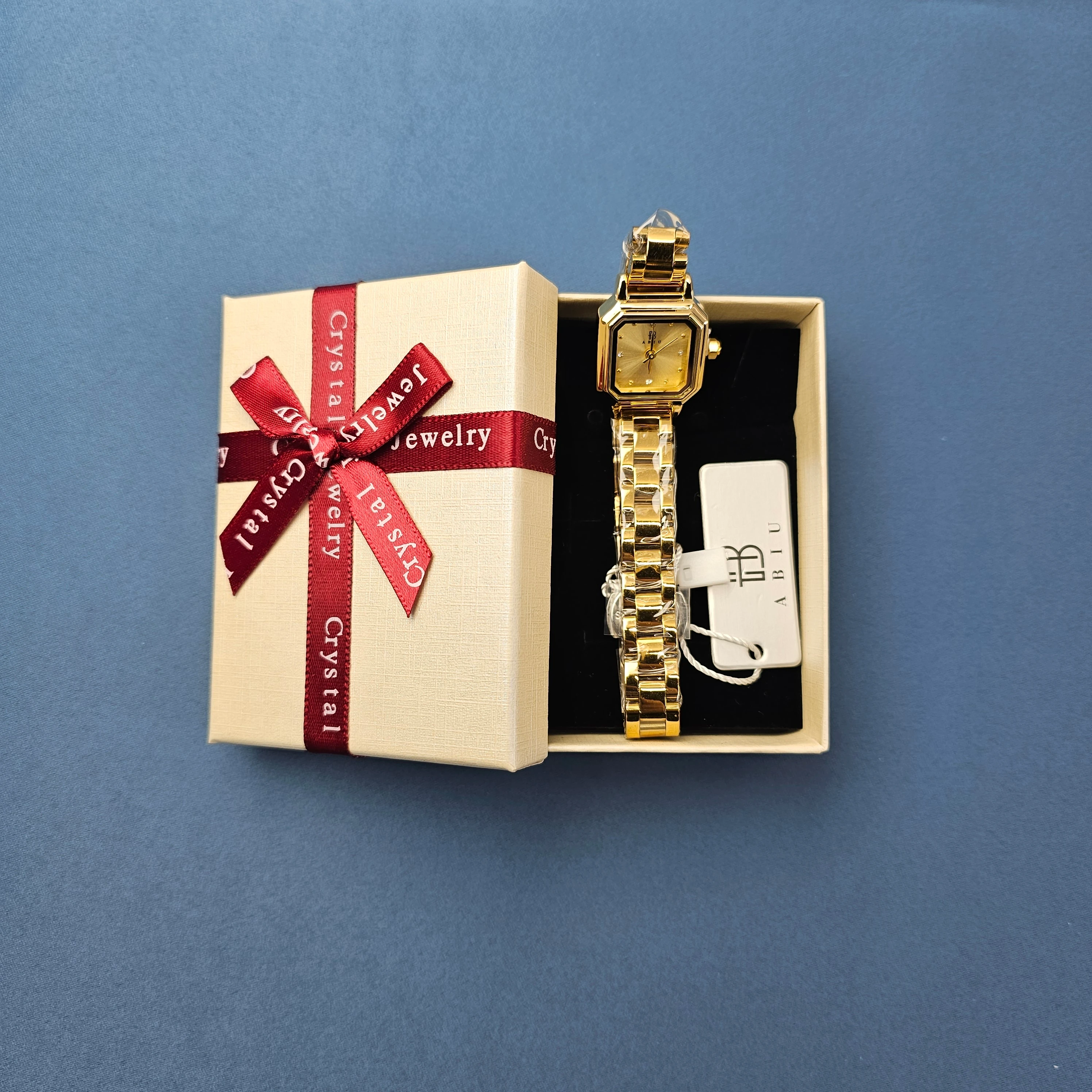 Ore Femrash Çeliku M6  Ngjyre Gold Women Watch