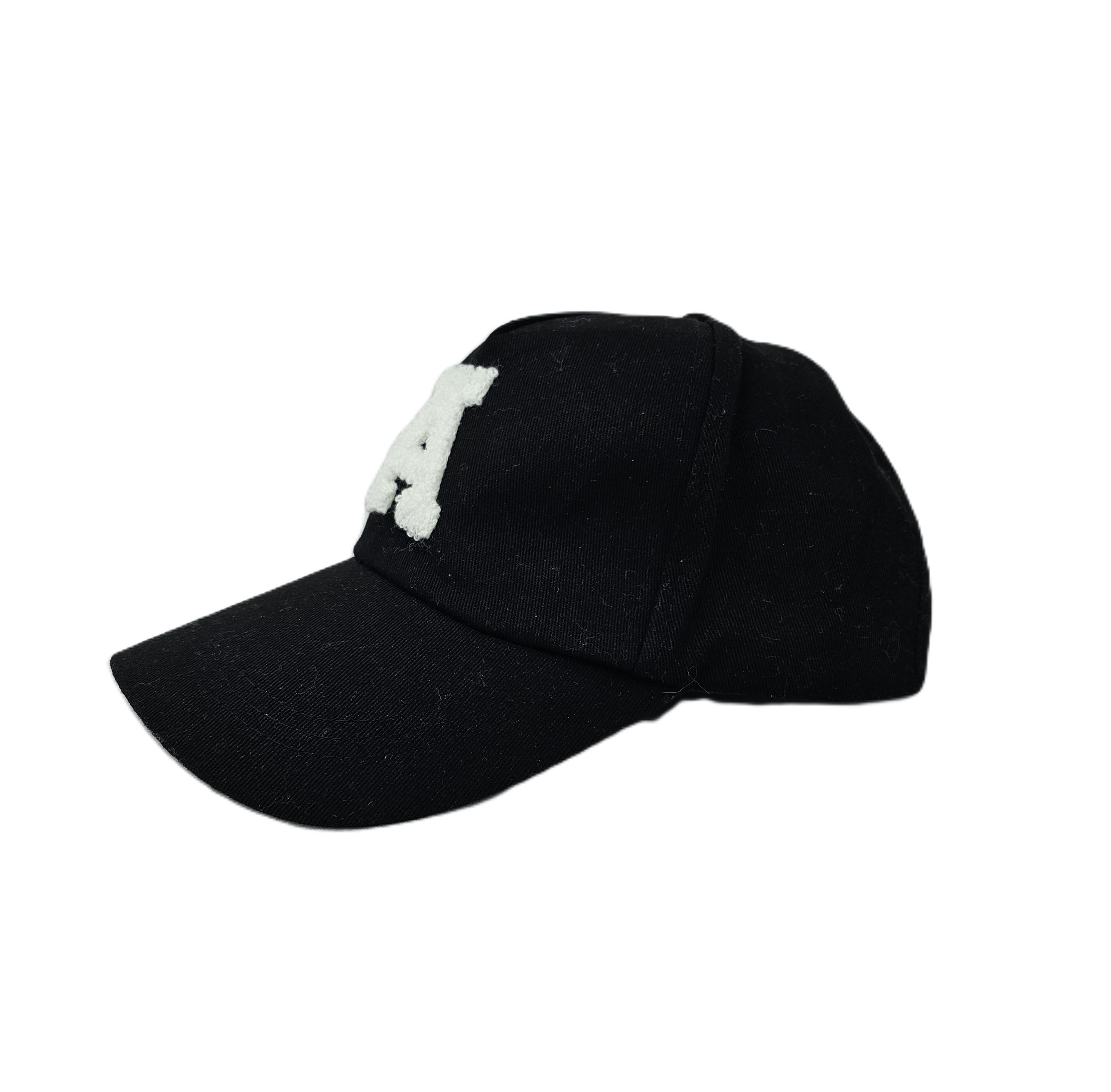 Kapele Ngjyre e Zeze me Shkronje A ngjyre te Bardhe S.Hand/Hat