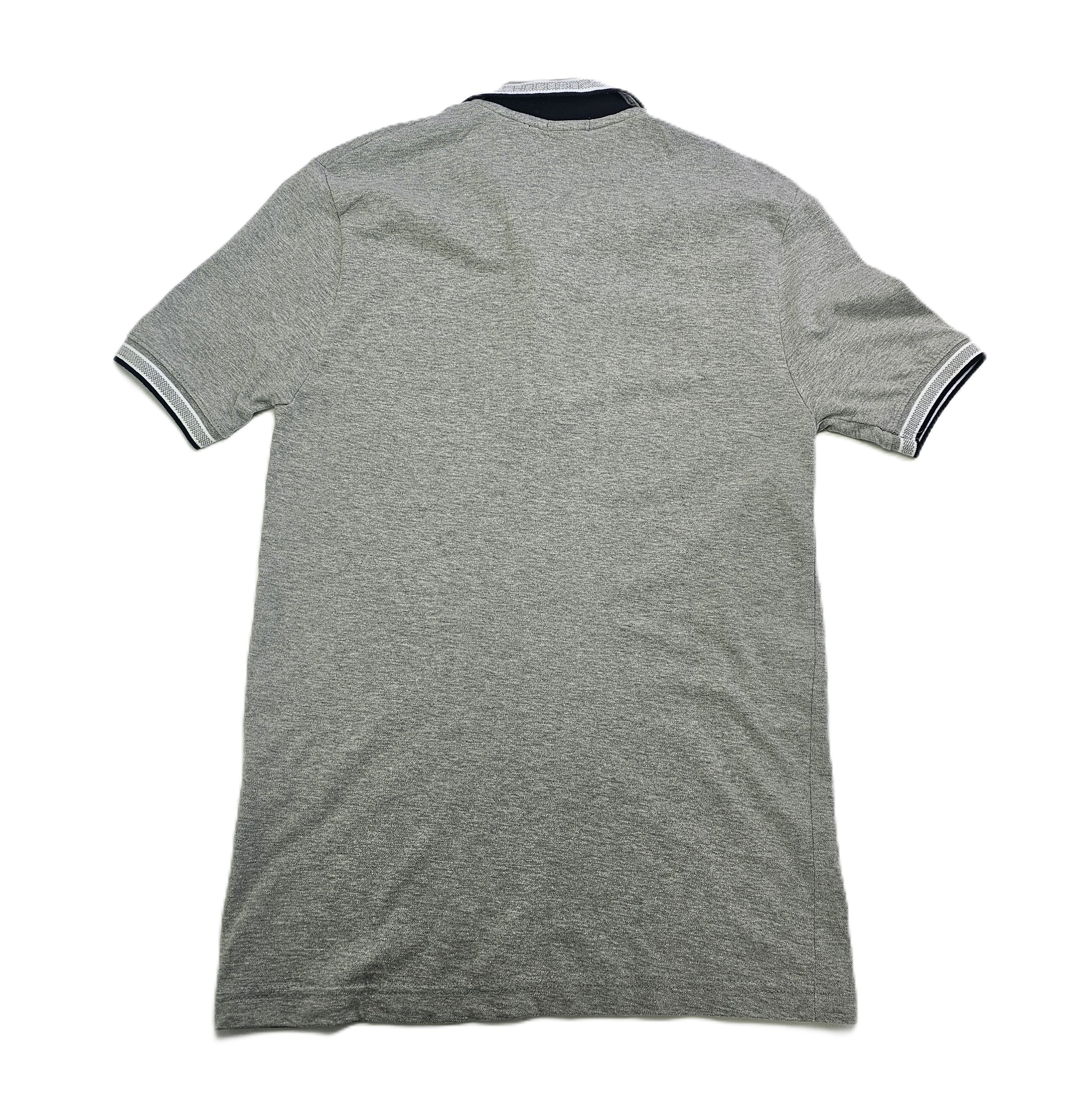T-Shirt Meshkujsh Hugo Boss Ngjyre Gri me Dizajn Bardhe e Zi tek Jaka dhe Krahet S.Hand