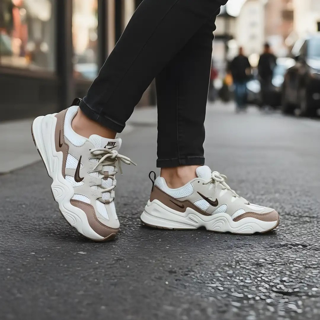 Atlete Femrash Ngjyre Bezhe e Hapur me Dizajn te Bardhe dhe Vishnje S.Hand Womens Shoes