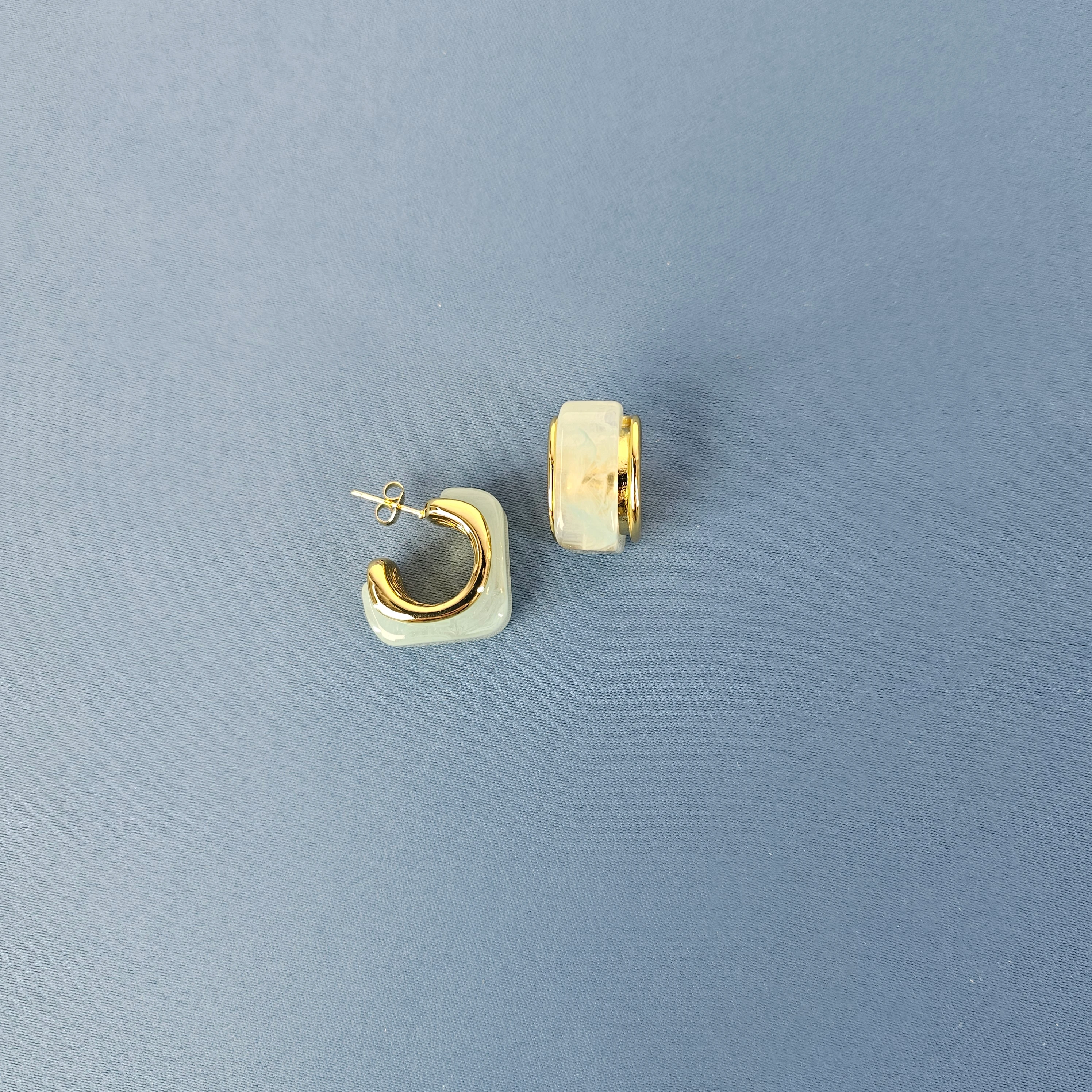 Vathe Femrash Çeliku M28 Stainless Steel Ngjyre Gold me Dizajn Mente Women Earrings