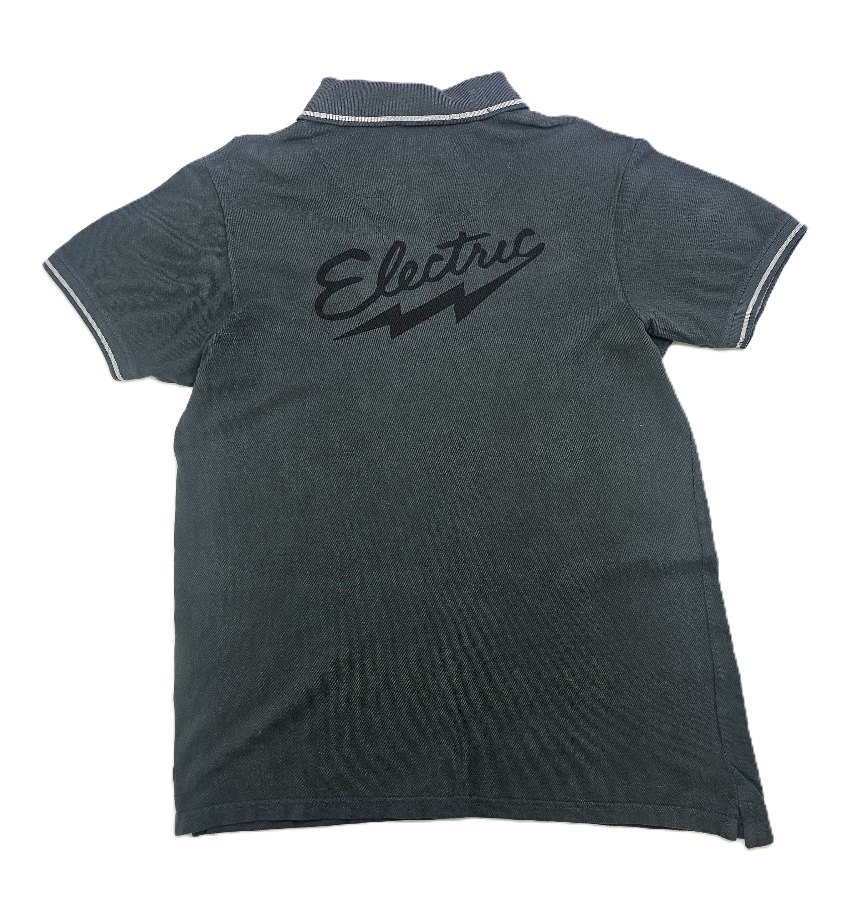 T-Shirt Meshkujsh Ngjyre Gri me Dizajn te Bardhe tek Jaka dhe Krahet Outlet