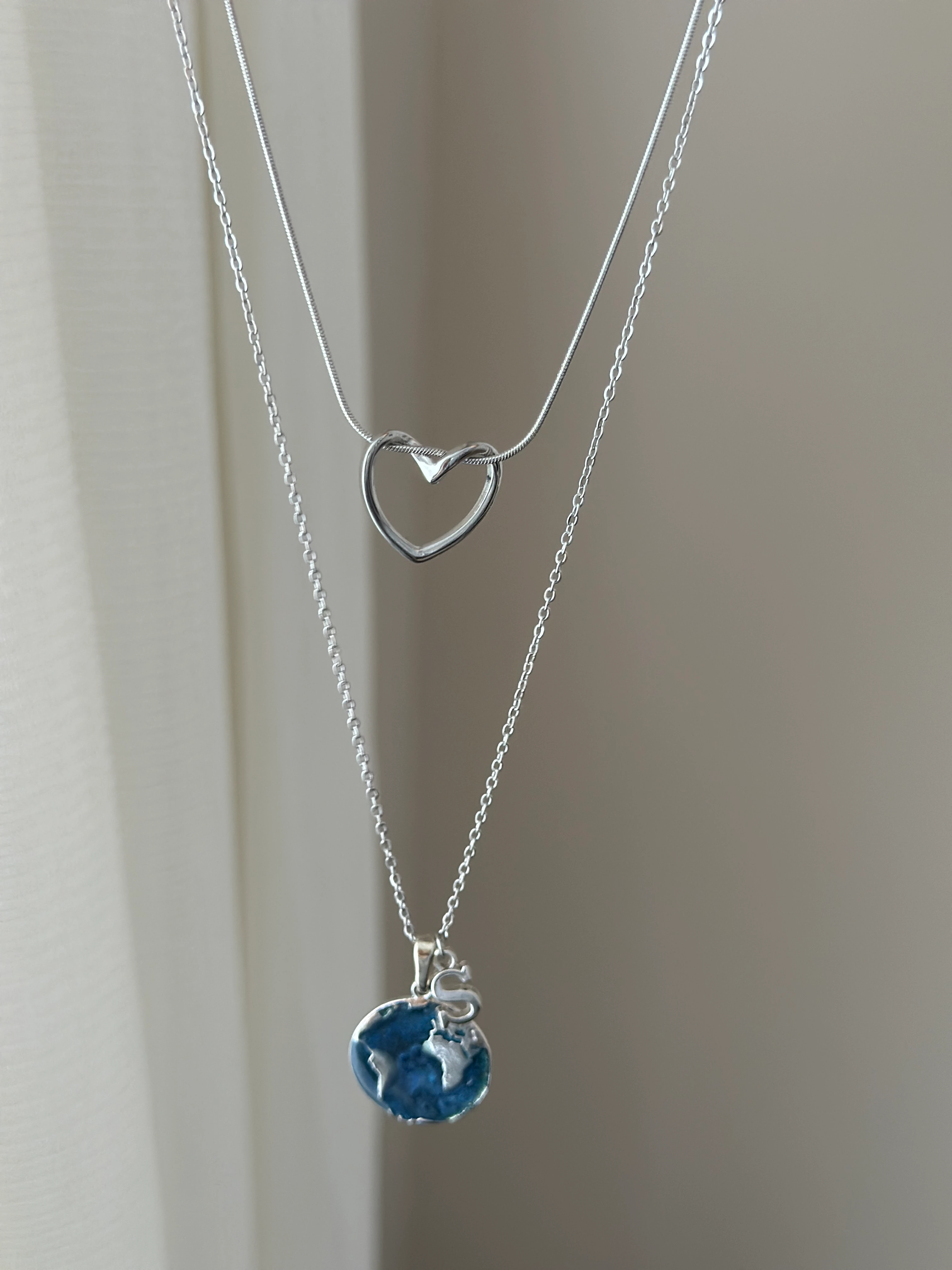 Gümüş Rengi Dünya Kalp Kolye Kombini