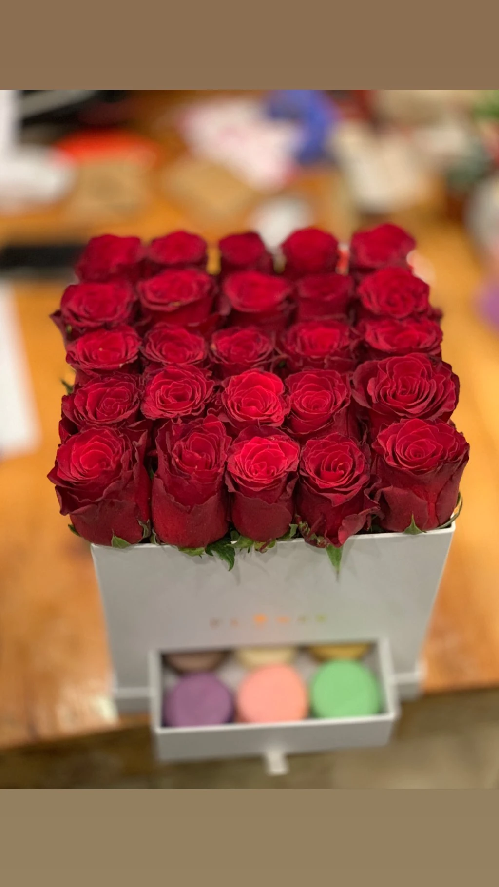 Makaronlu Canlı Kırmızı Gül Kutusu 