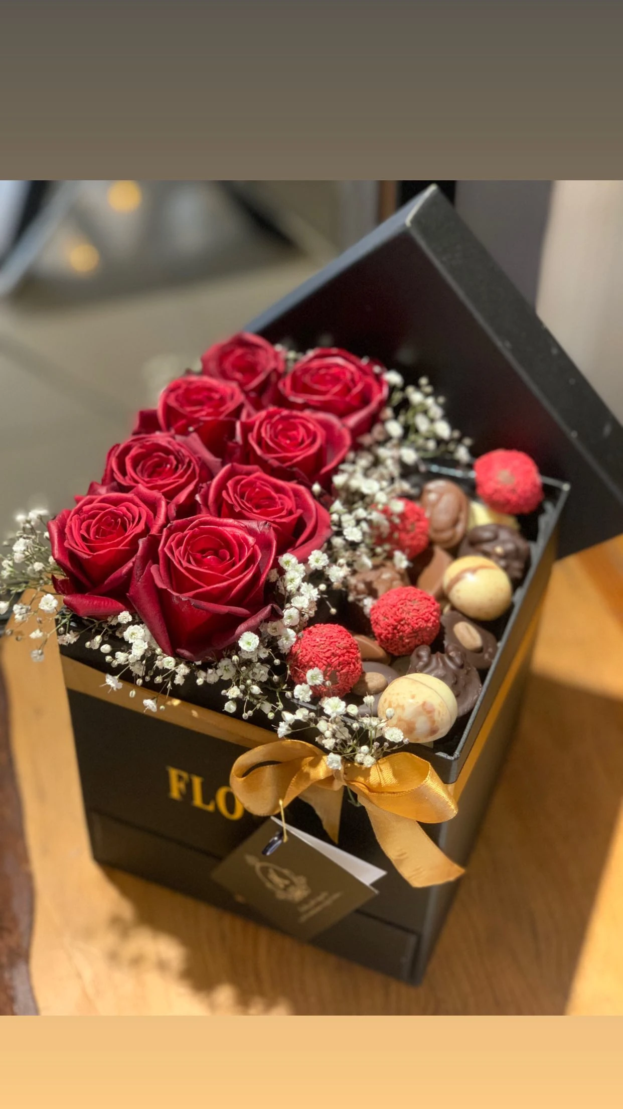 Spesyel Çikolatalı Canlı Kırmızı Gül Kutusu