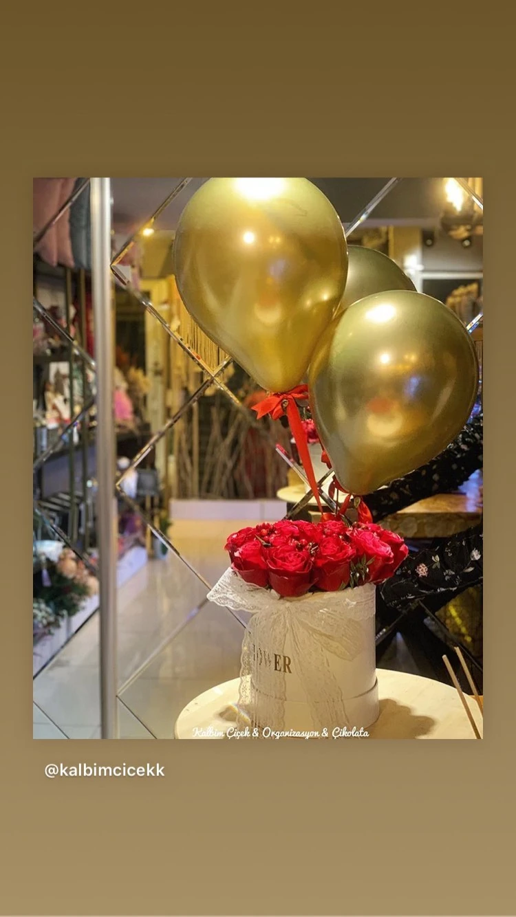 Balonlu Canlı Kırmızı Gül Kutusu 