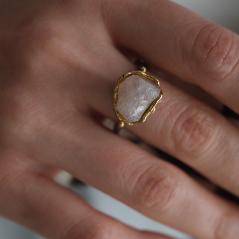 PEMBE KUVARS ‘PEERESS’ İŞLENMEMİŞ HAM DOĞAL TAŞ YÜZÜK