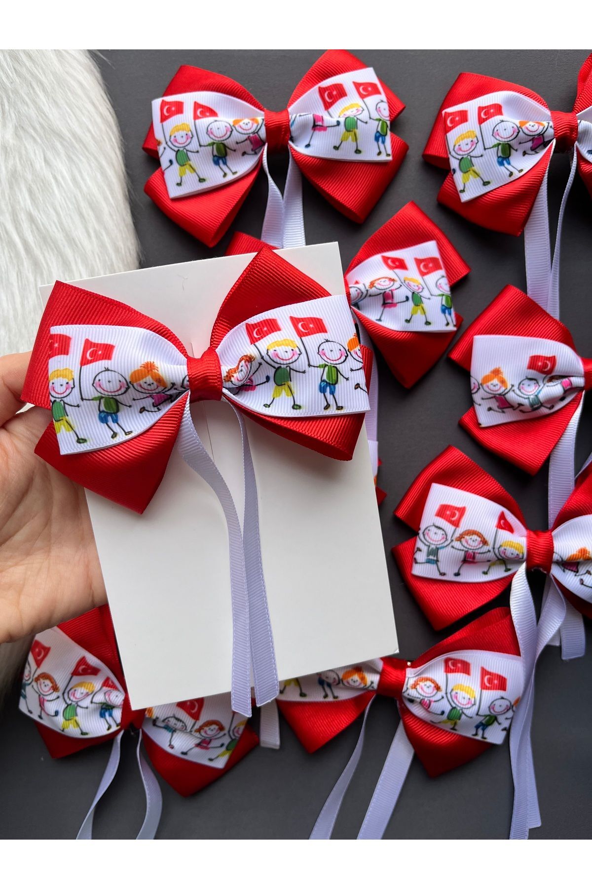 Çocuk ve Bayrak Desenli 23 Nisan Tokası 1 Adet