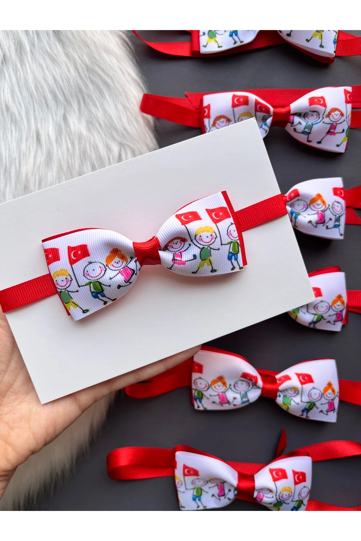 Çocuk ve Bayrak Desenli 23 Nisan Papyonu 1 Adet