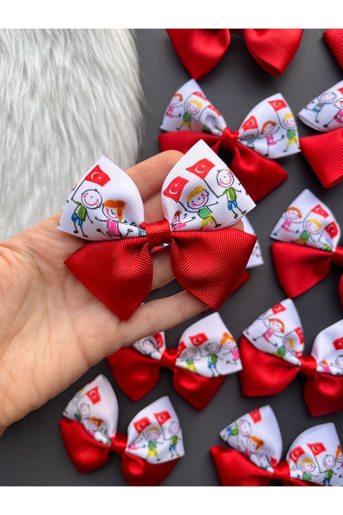 Çocuk ve Bayrak Desenli 23 Nisan Tokası 1 Adet