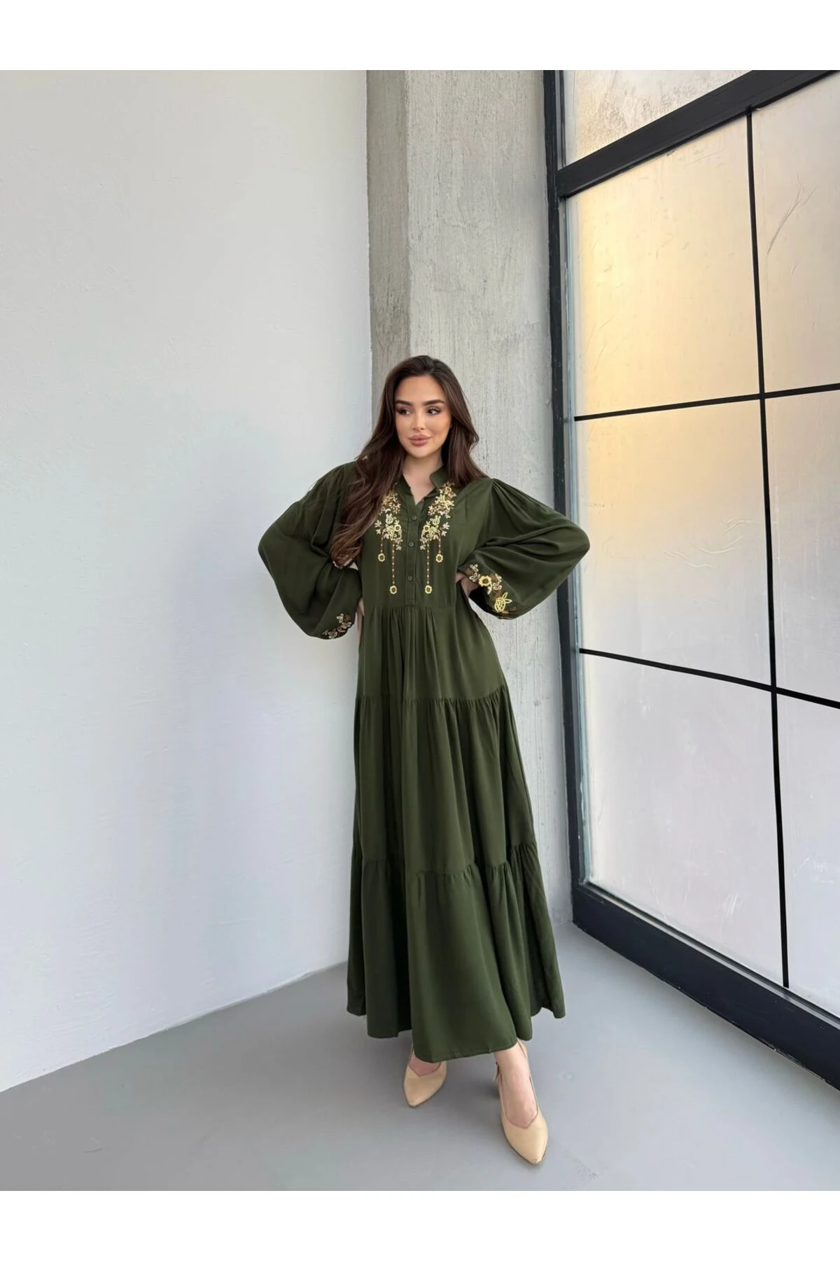 Kolları Büzgülü Nakışlı Kat Kat Elbise