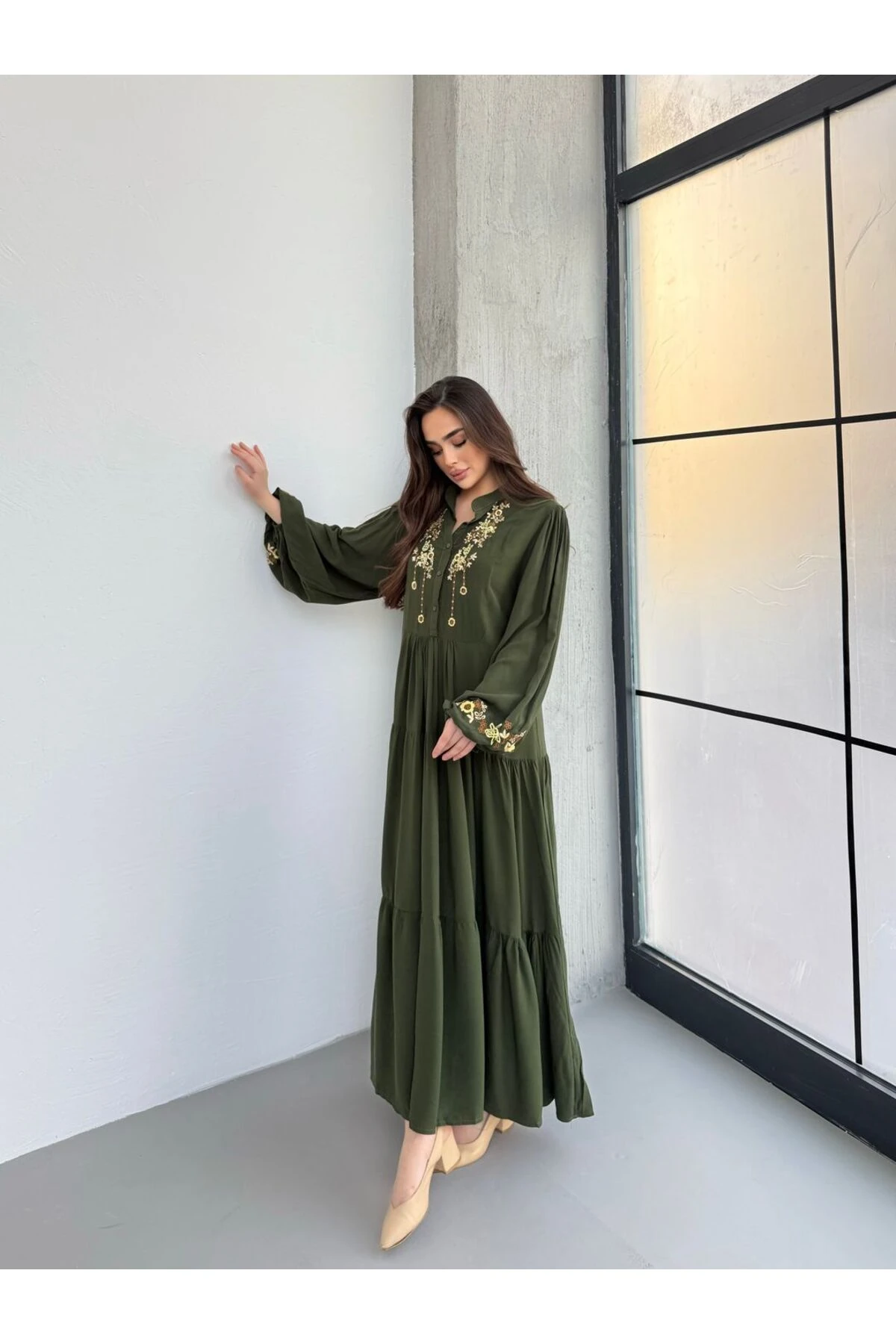 Kolları Büzgülü Nakışlı Kat Kat Elbise