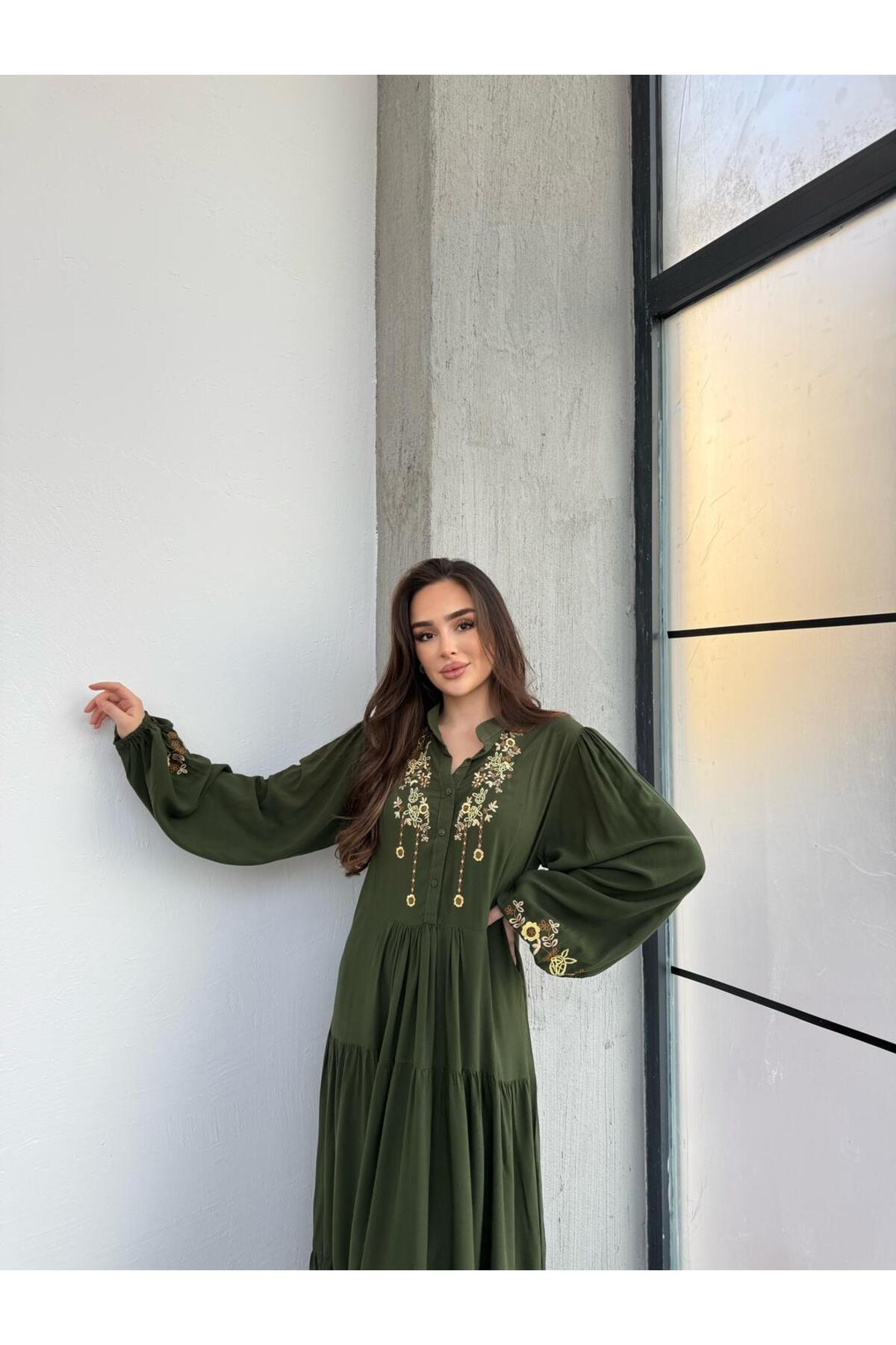 Kolları Büzgülü Nakışlı Kat Kat Elbise