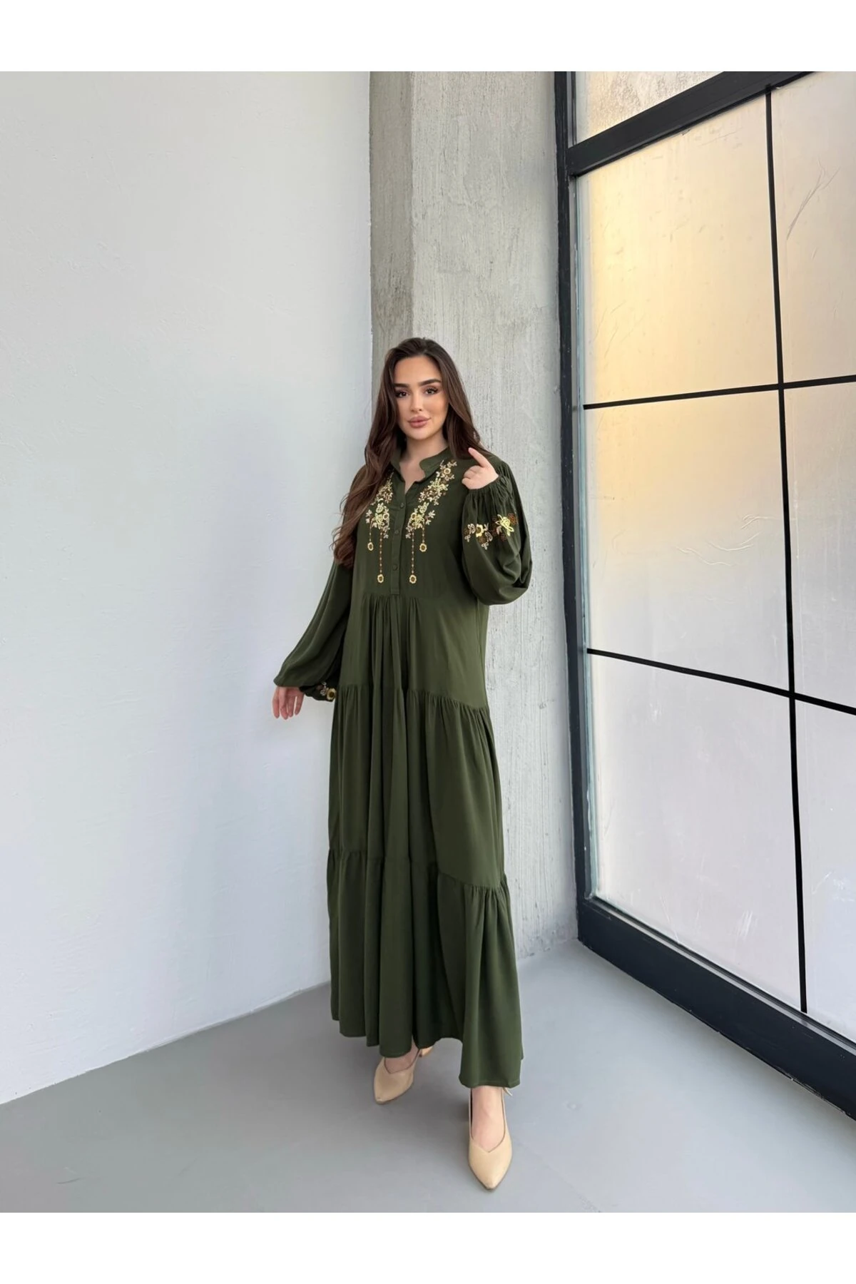 Kolları Büzgülü Nakışlı Kat Kat Elbise