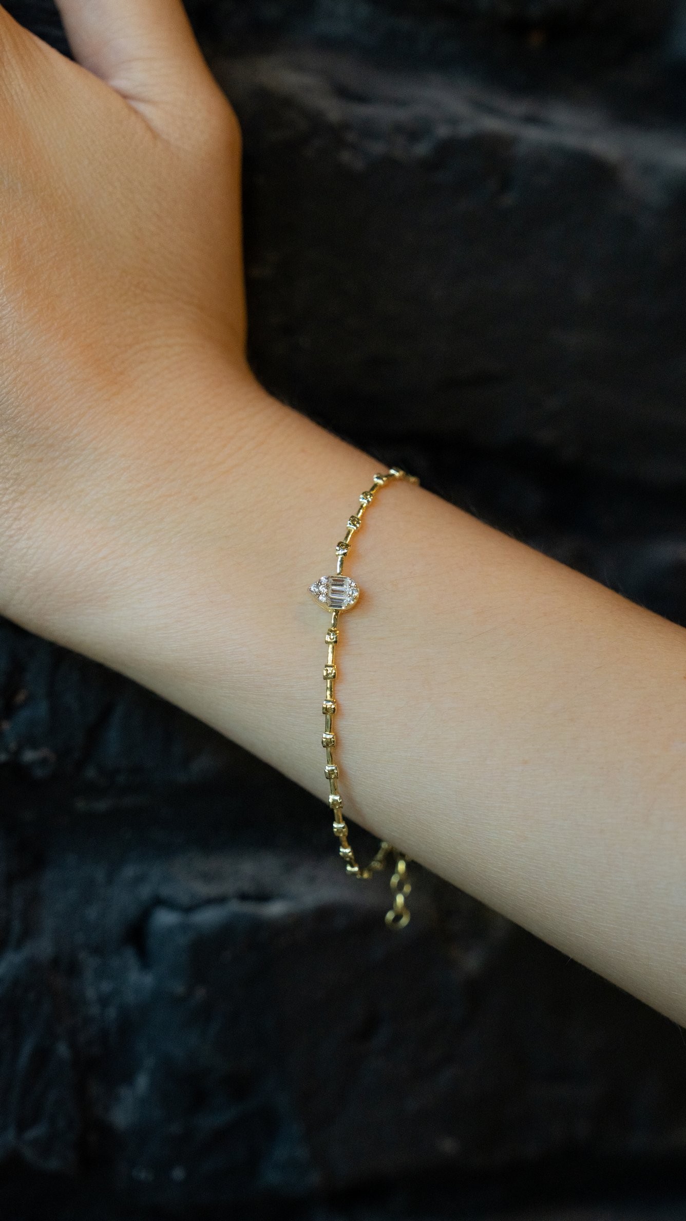 İnceliğin Damlası: G&A Jewels 925 Ayar Gümüş Damla Motifli Baget Taşlı Bileklik